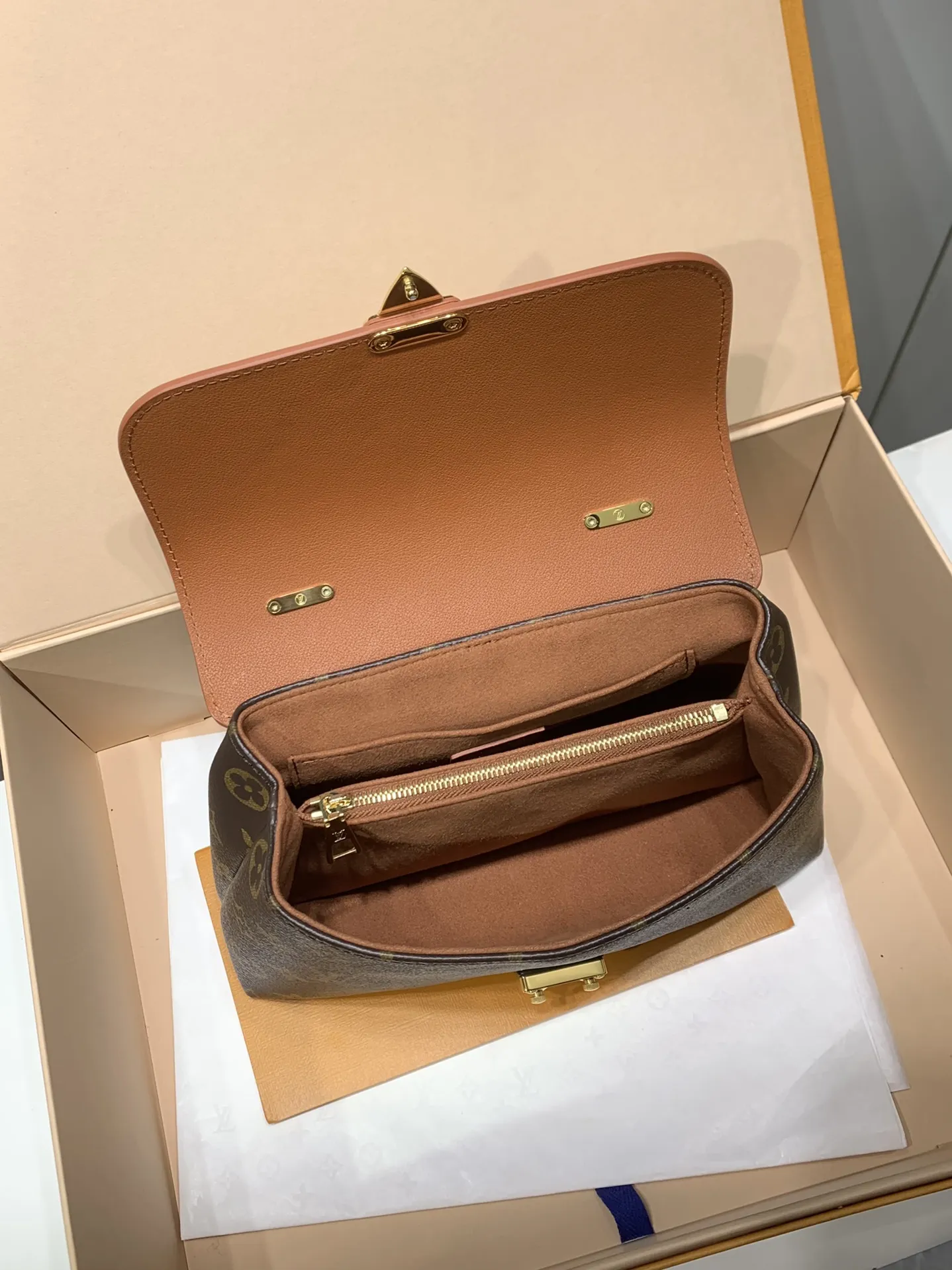 M28288G免税版 本款 Madeleine BB 手袋出自 Monogram 系列,以经典帆布呈现实用和优雅的兼收并蓄。翻盖、手柄和钥匙包勾勒皮革饰边,耀目 S-lock 锁扣致敬品牌典藏设计。 24.5 x 16 x 8 厘米 (长度 x 高 x 宽)