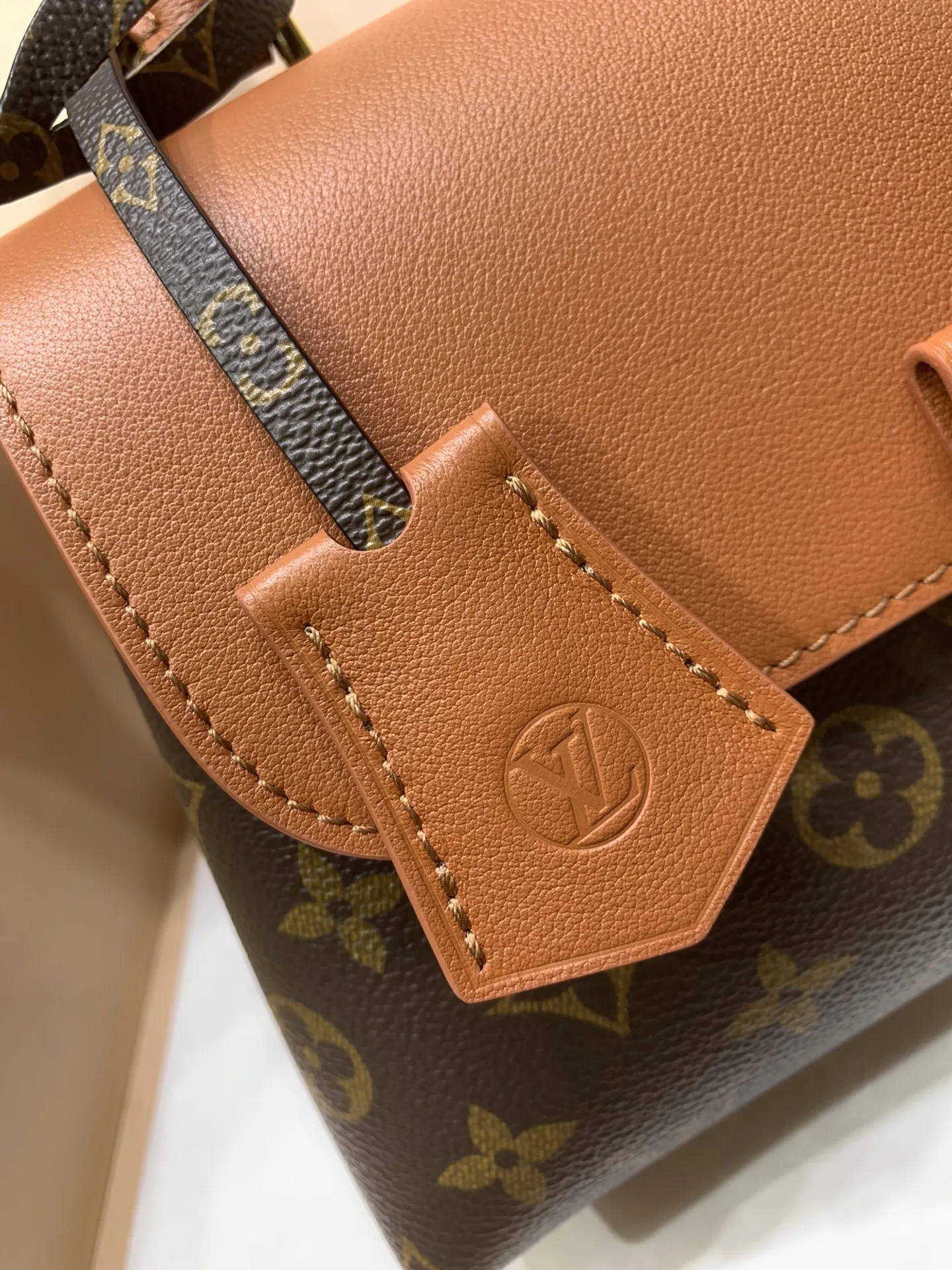 M28288Ｇ免税版 本款 Madeleine BB 手袋出自 Monogram 系列，以经典帆布呈现实用和优雅的兼收并蓄。翻盖、手柄和钥匙包勾勒皮革饰边，耀目 S-lock 锁扣致敬品牌典藏设计。 24.5 x 16 x 8 厘米 (长度 x 高 x 宽)