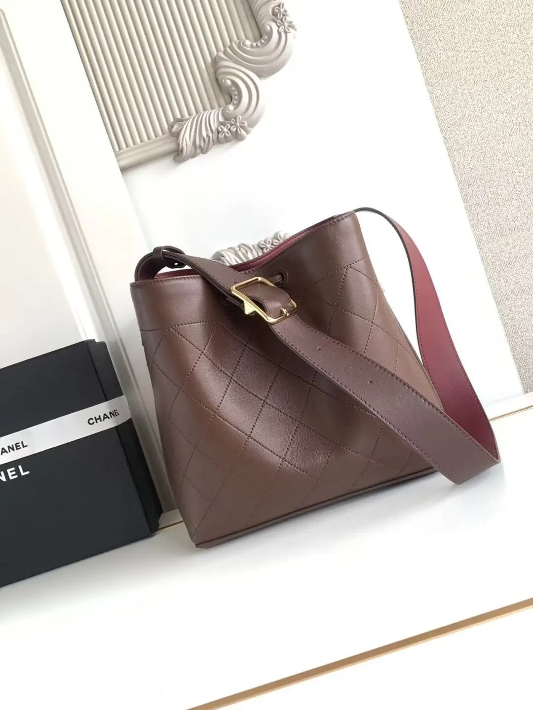 🇨🇳🇮🇹🇫🇷Chanel 26B AS6584大号 系列新款水桶包黑金又一次惊艳到啦26B系列松弛、极简美学太厉害了 在这个包包诠释出来~小牛皮手感好棒自带柔雾感、水桶形包身不易塌形!开口抽绳可自由调节~立体双 C 定格于包包侧面、品牌辨识度拉满 同材质宽肩带内侧暗藏酒红色撞色超经典久背不累肩膀;桶形内里空间充足开合拿取物品超方便!上班通勤、逛街约会一只全部搞定 23x23x14.5cm:23x23x14.5cm