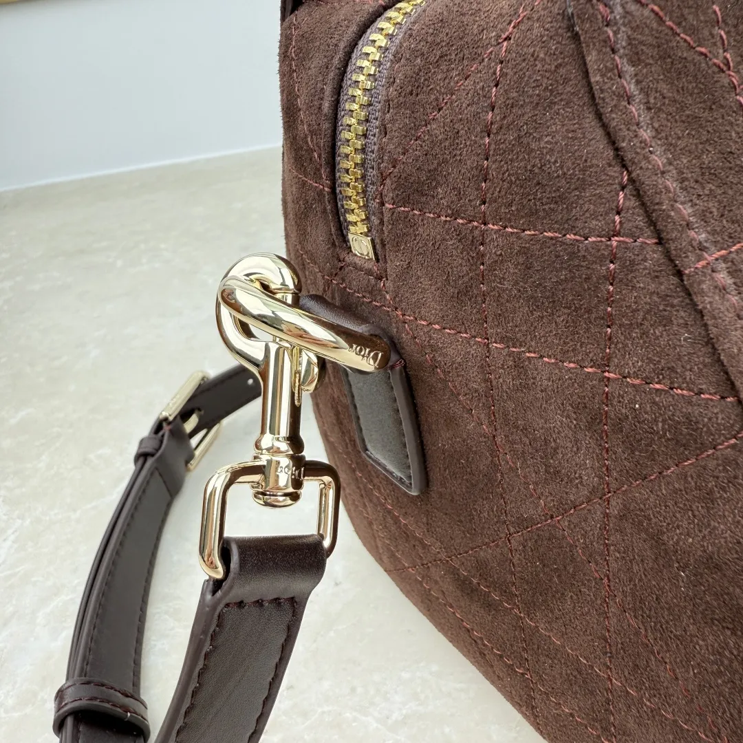【编号: M1441】咖啡色 这款 Dior Granville 手袋由乔纳森&middot;安德森 (Jonathan Anderson) 为 Dior 倾情呈献，以时髦的廓形重新诠释 Dior 的经典标识。日常配饰，将实用功能与雅致风格巧妙融合，可手提、肩背或斜挎。 主体：牛皮革，羊皮革 里料：棉，亚麻，羊皮革 双向拉链开合 可拆卸的 D.I.O.R. 吊饰 皮革手柄 可调节、可拆卸的皮革肩带 内部拉链口袋 垫脚 内含防尘袋 意大利制造 编号: M1441 尺寸：25 x 16.5 x 14.5 厘米（长 x 高 x 宽）