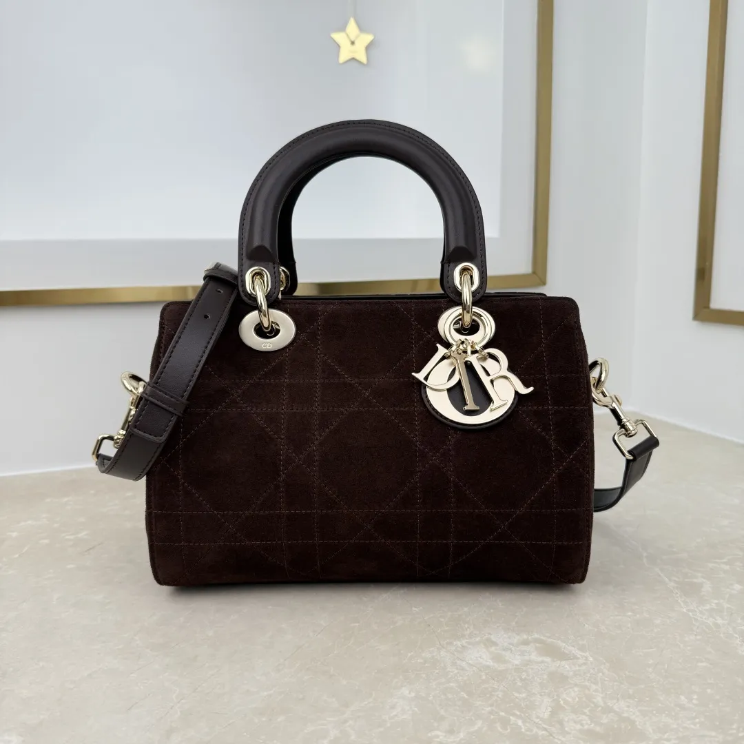 【编号: M1441】咖啡色 这款 Dior Granville 手袋由乔纳森&middot;安德森 (Jonathan Anderson) 为 Dior 倾情呈献，以时髦的廓形重新诠释 Dior 的经典标识。日常配饰，将实用功能与雅致风格巧妙融合，可手提、肩背或斜挎。 主体：牛皮革，羊皮革 里料：棉，亚麻，羊皮革 双向拉链开合 可拆卸的 D.I.O.R. 吊饰 皮革手柄 可调节、可拆卸的皮革肩带 内部拉链口袋 垫脚 内含防尘袋 意大利制造 编号: M1441 尺寸：25 x 16.5 x 14.5 厘米（长 x 高 x 宽）