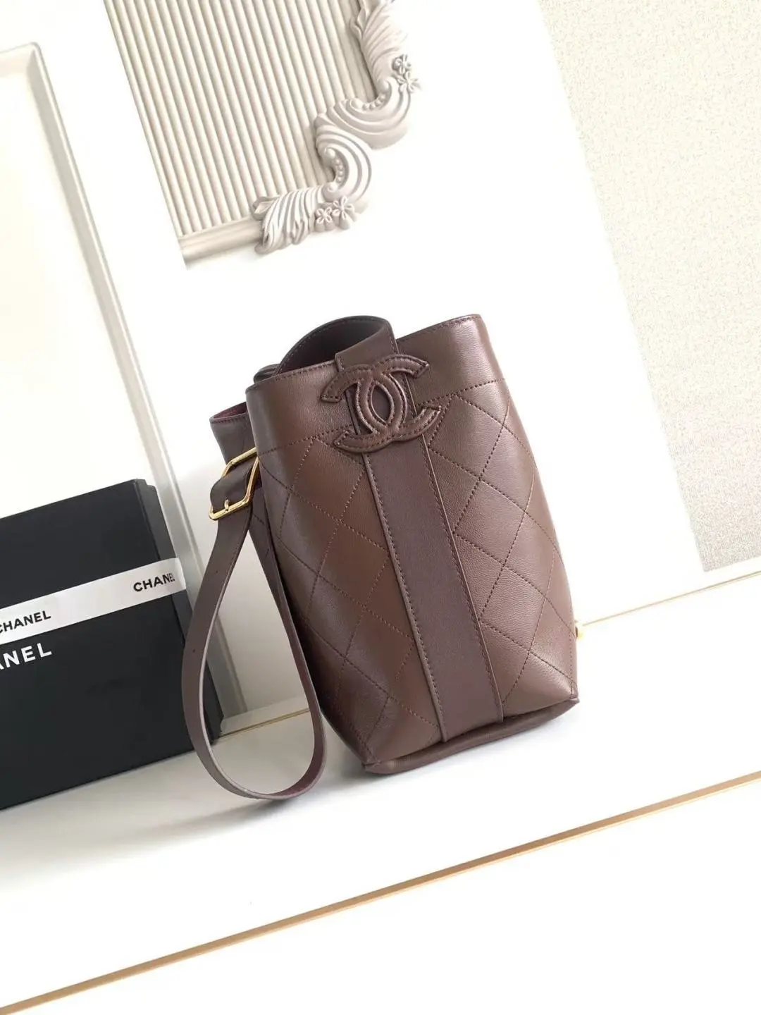 🇨🇳🇮🇹🇫🇷Chanel 26B AS6584大号 系列新款水桶包黑金又一次惊艳到啦26B系列松弛、极简美学太厉害了 在这个包包诠释出来～小牛皮手感好棒自带柔雾感、水桶形包身不易塌形！开口抽绳可自由调节～立体双 C 定格于包包侧面、品牌辨识度拉满 同材质宽肩带内侧暗藏酒红色撞色超经典久背不累肩膀；桶形内里空间充足开合拿取物品超方便！上班通勤、逛街约会一只全部搞定 23x23x14.5cm：23x23x14.5cm