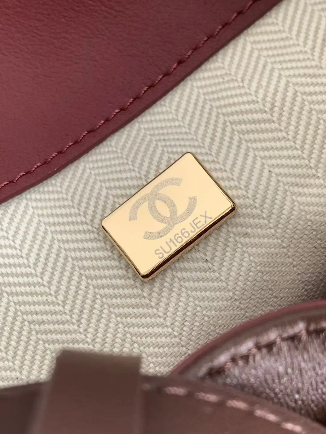 🇨🇳🇮🇹🇫🇷Chanel 26B AS6584大号 系列新款水桶包黑金又一次惊艳到啦26B系列松弛、极简美学太厉害了 在这个包包诠释出来～小牛皮手感好棒自带柔雾感、水桶形包身不易塌形！开口抽绳可自由调节～立体双 C 定格于包包侧面、品牌辨识度拉满 同材质宽肩带内侧暗藏酒红色撞色超经典久背不累肩膀；桶形内里空间充足开合拿取物品超方便！上班通勤、逛街约会一只全部搞定 23x23x14.5cm：23x23x14.5cm