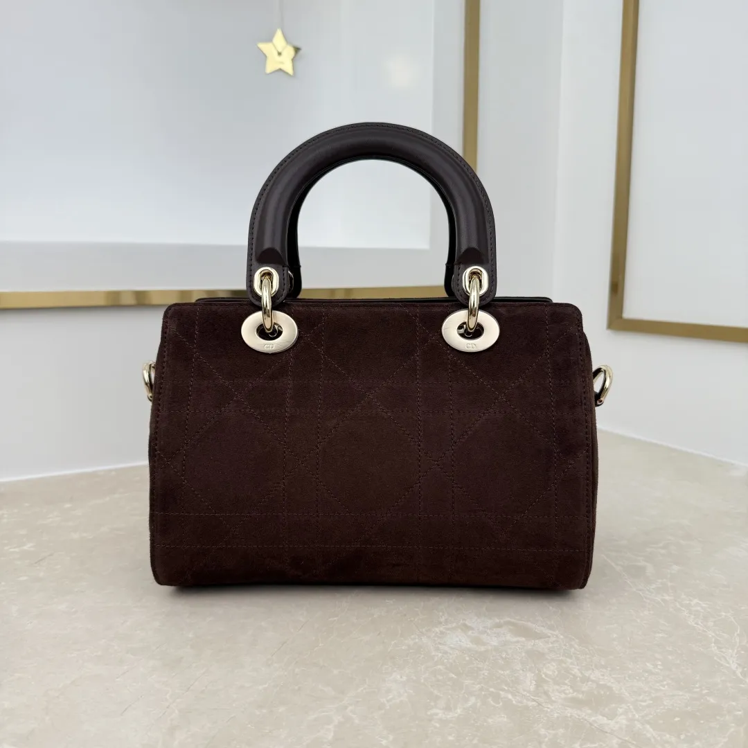 【编号: M1441】咖啡色 这款 Dior Granville 手袋由乔纳森·安德森 (Jonathan Anderson) 为 Dior 倾情呈献,以时髦的廓形重新诠释 Dior 的经典标识。日常配饰,将实用功能与雅致风格巧妙融合,可手提、肩背或斜挎。 主体:牛皮革,羊皮革 里料:棉,亚麻,羊皮革 双向拉链开合 可拆卸的 D.I.O.R. 吊饰 皮革手柄 可调节、可拆卸的皮革肩带 内部拉链口袋 垫脚 内含防尘袋 意大利制造 编号: M1441 尺寸:25 x 16.5 x 14.5 厘米(长 x 高 x 宽)