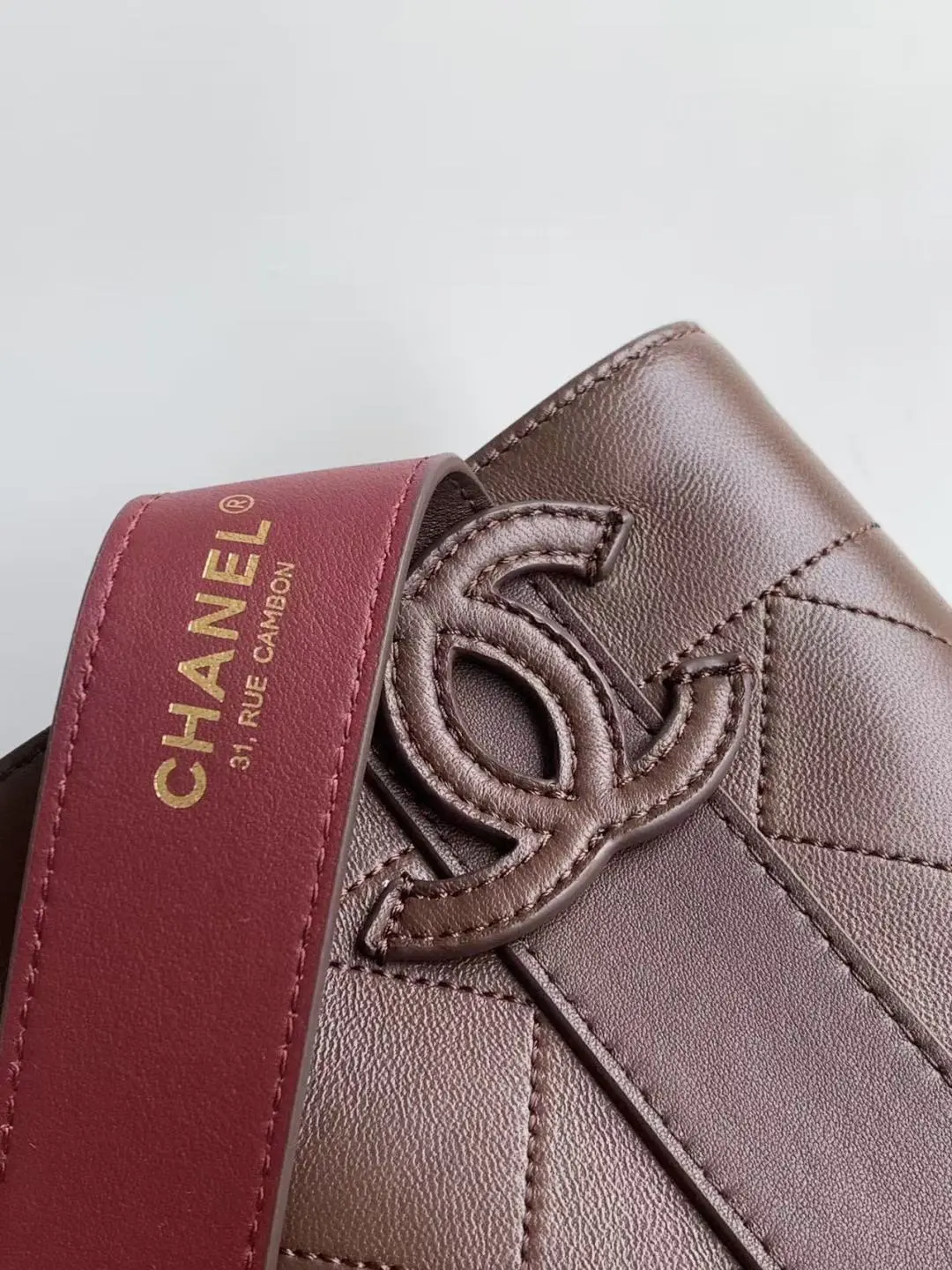 🇨🇳🇮🇹🇫🇷Chanel 26B AS6584大号 系列新款水桶包黑金又一次惊艳到啦26B系列松弛、极简美学太厉害了 在这个包包诠释出来～小牛皮手感好棒自带柔雾感、水桶形包身不易塌形！开口抽绳可自由调节～立体双 C 定格于包包侧面、品牌辨识度拉满 同材质宽肩带内侧暗藏酒红色撞色超经典久背不累肩膀；桶形内里空间充足开合拿取物品超方便！上班通勤、逛街约会一只全部搞定 23x23x14.5cm：23x23x14.5cm