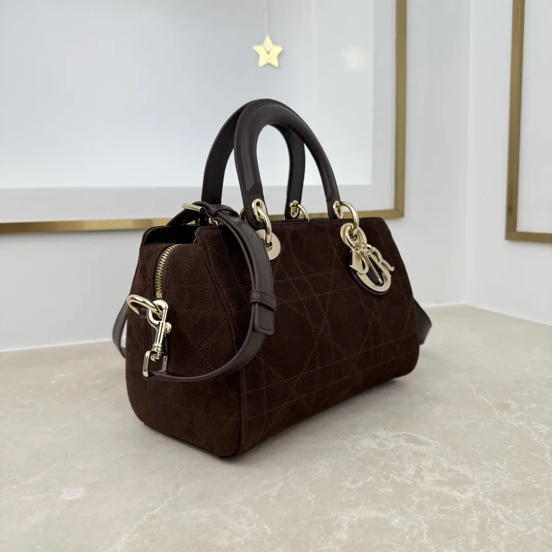 【编号: M1441】咖啡色 这款 Dior Granville 手袋由乔纳森·安德森 (Jonathan Anderson) 为 Dior 倾情呈献,以时髦的廓形重新诠释 Dior 的经典标识。日常配饰,将实用功能与雅致风格巧妙融合,可手提、肩背或斜挎。 主体:牛皮革,羊皮革 里料:棉,亚麻,羊皮革 双向拉链开合 可拆卸的 D.I.O.R. 吊饰 皮革手柄 可调节、可拆卸的皮革肩带 内部拉链口袋 垫脚 内含防尘袋 意大利制造 编号: M1441 尺寸:25 x 16.5 x 14.5 厘米(长 x 高 x 宽)