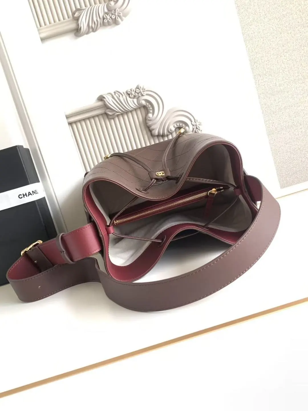 🇨🇳🇮🇹🇫🇷Chanel 26B AS6584大号 系列新款水桶包黑金又一次惊艳到啦26B系列松弛、极简美学太厉害了 在这个包包诠释出来~小牛皮手感好棒自带柔雾感、水桶形包身不易塌形!开口抽绳可自由调节~立体双 C 定格于包包侧面、品牌辨识度拉满 同材质宽肩带内侧暗藏酒红色撞色超经典久背不累肩膀;桶形内里空间充足开合拿取物品超方便!上班通勤、逛街约会一只全部搞定 23x23x14.5cm:23x23x14.5cm
