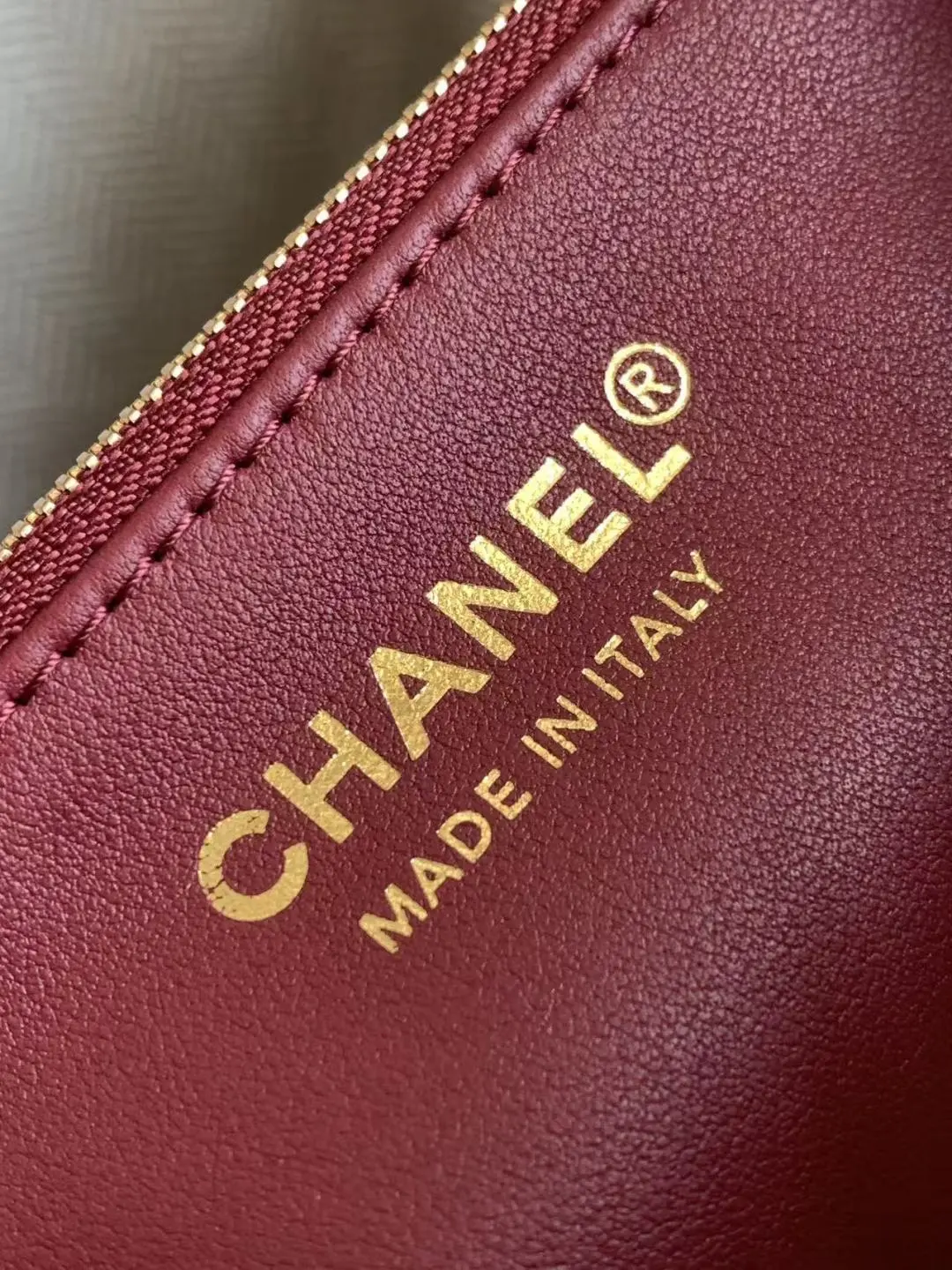 🇨🇳🇮🇹🇫🇷Chanel 26B AS6584大号 系列新款水桶包黑金又一次惊艳到啦26B系列松弛、极简美学太厉害了 在这个包包诠释出来~小牛皮手感好棒自带柔雾感、水桶形包身不易塌形!开口抽绳可自由调节~立体双 C 定格于包包侧面、品牌辨识度拉满 同材质宽肩带内侧暗藏酒红色撞色超经典久背不累肩膀;桶形内里空间充足开合拿取物品超方便!上班通勤、逛街约会一只全部搞定 23x23x14.5cm:23x23x14.5cm