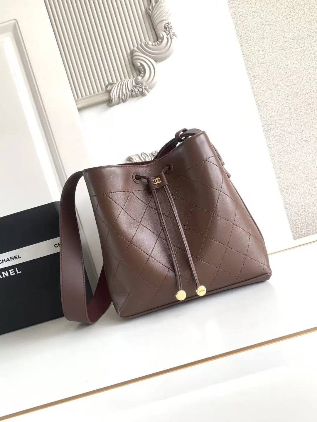 🇨🇳🇮🇹🇫🇷Chanel 26B AS6584大号 系列新款水桶包黑金又一次惊艳到啦26B系列松弛、极简美学太厉害了 在这个包包诠释出来～小牛皮手感好棒自带柔雾感、水桶形包身不易塌形！开口抽绳可自由调节～立体双 C 定格于包包侧面、品牌辨识度拉满 同材质宽肩带内侧暗藏酒红色撞色超经典久背不累肩膀；桶形内里空间充足开合拿取物品超方便！上班通勤、逛街约会一只全部搞定 23x23x14.5cm：23x23x14.5cm