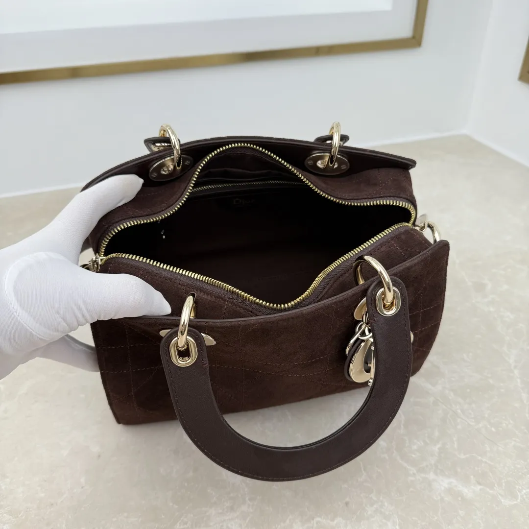 【编号: M1441】咖啡色 这款 Dior Granville 手袋由乔纳森&middot;安德森 (Jonathan Anderson) 为 Dior 倾情呈献，以时髦的廓形重新诠释 Dior 的经典标识。日常配饰，将实用功能与雅致风格巧妙融合，可手提、肩背或斜挎。 主体：牛皮革，羊皮革 里料：棉，亚麻，羊皮革 双向拉链开合 可拆卸的 D.I.O.R. 吊饰 皮革手柄 可调节、可拆卸的皮革肩带 内部拉链口袋 垫脚 内含防尘袋 意大利制造 编号: M1441 尺寸：25 x 16.5 x 14.5 厘米（长 x 高 x 宽）