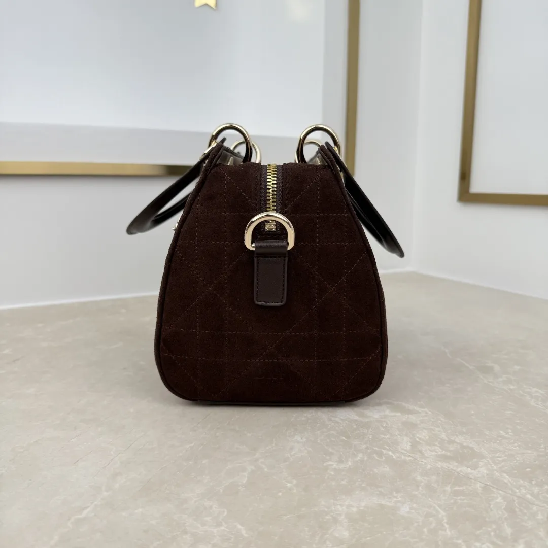 【编号: M1441】咖啡色 这款 Dior Granville 手袋由乔纳森&middot;安德森 (Jonathan Anderson) 为 Dior 倾情呈献，以时髦的廓形重新诠释 Dior 的经典标识。日常配饰，将实用功能与雅致风格巧妙融合，可手提、肩背或斜挎。 主体：牛皮革，羊皮革 里料：棉，亚麻，羊皮革 双向拉链开合 可拆卸的 D.I.O.R. 吊饰 皮革手柄 可调节、可拆卸的皮革肩带 内部拉链口袋 垫脚 内含防尘袋 意大利制造 编号: M1441 尺寸：25 x 16.5 x 14.5 厘米（长 x 高 x 宽）