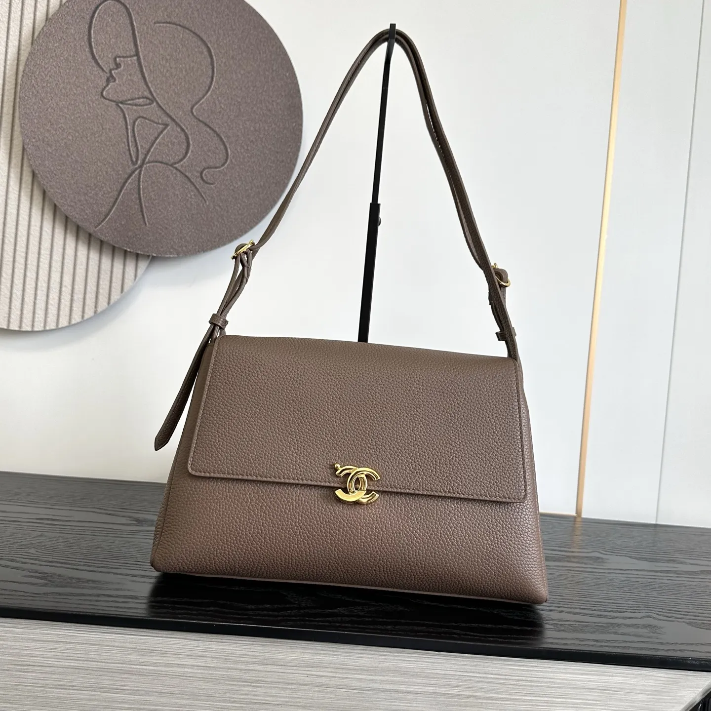 荔枝纹牛皮《🔥独特活动转锁》大號<大象🐘灰色>🖤OHANEL🚩🚩🚩26k手提腋下包💠多种皮质!《麂皮、胎牛皮、黑色荔枝纹》皮革+金属双C扣,简约复古又超有质感!尺寸刚好,通勤or正式场合都能轻松驾驭✨。肩带可调手提肩背都OK,实用又时髦。系列灵感来自Gabrielle Chanel女士的自由理念,优雅独立,超适合喜欢高级感的姐妹们!💚这款复古墨绿色麻花肩带包,牛皮材质+经典菱格纹,金属双C扣超有辨识度✨。麻花肩带+侧边滚边链,复古又时髦,容量大,通勤出街都很实用!墨绿色超显气质,搭配棕色系或复古风穿搭,优雅感拉满~秋冬系列新品,时尚与实用兼备,真的很推荐!👜6667尺寸:32×20×10cm