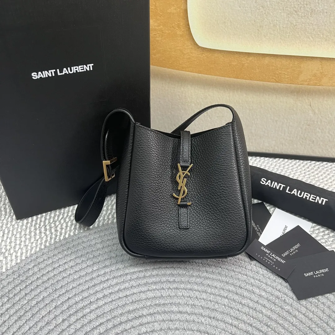 YSL LE5 7 Soft Hobo 全新MINI尺寸… 柔软自然鹿皮材质~保留复古感同时更精致更优雅!包身是精细粒面鹿皮革手袋的BABY版本,皮革袢扣开合、这款手袋结构柔软,搭配同色系绒面革衬里,轻盈柔美,设有一个内部卡包~夏天轻巧小包包就首选它! 尺寸:15×16x7CM 款号:809461黑