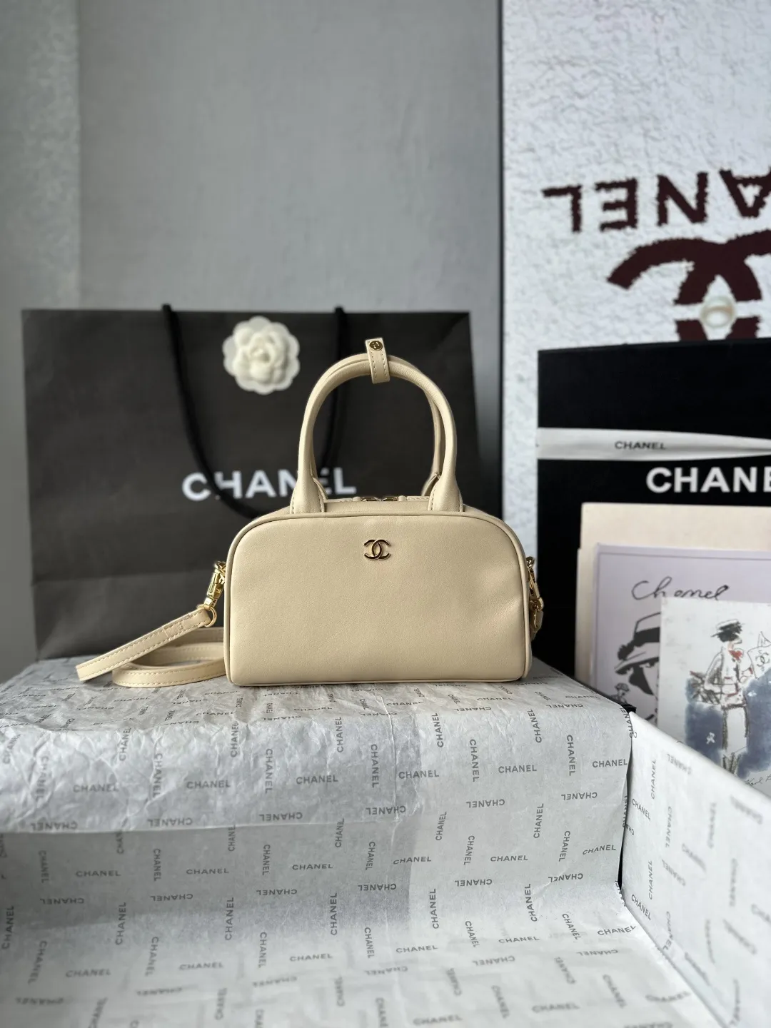 升级版_跑量价p730 【配小香专用白盒】 法国&middot;高端定制品 Chane1 Chanel 26Bmini保龄球波士顿包｜AS5528 本年度最实用的香奈儿被我挖到了 小牛皮质感绝了 浅金扣低调不张扬 搭配圆牌挂坠（带双C压纹）低调轻奢 超长双提手既能手拎又能腋下背 容量巨能装 通勤所有杂物一键收纳 硬挺包型完全不会软塌 极简矩形版型 不挑穿搭不挑季节 永不过时 尺寸：20-13-9CM