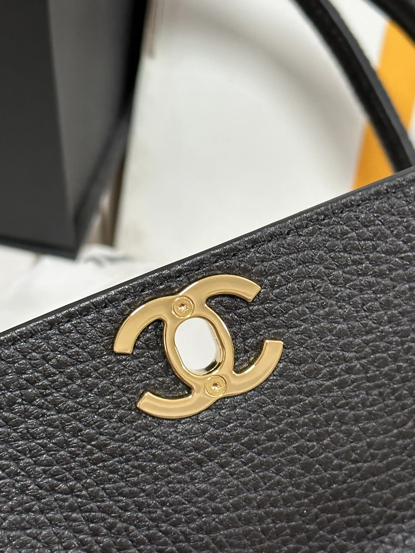 Chanel 26S法棍包 白毛呢款 少量现货🈶~|大货实拍 高级感封神 明星博主都在背🔥是真嘟好看!法棍包万能百搭,不管是松弛感、酷飒大女主、通勤包、温柔富家千金通通合适🤟🏽一只就能承包一年四季都高级感~荔枝牛皮材质,耐用,设计也是非常经典耐看。内里隔层也多,小东西都可以收纳不怕丢啦!!姐妹们人手必备一只🔥🔥 尺寸:15×31×11cm 型号:6288