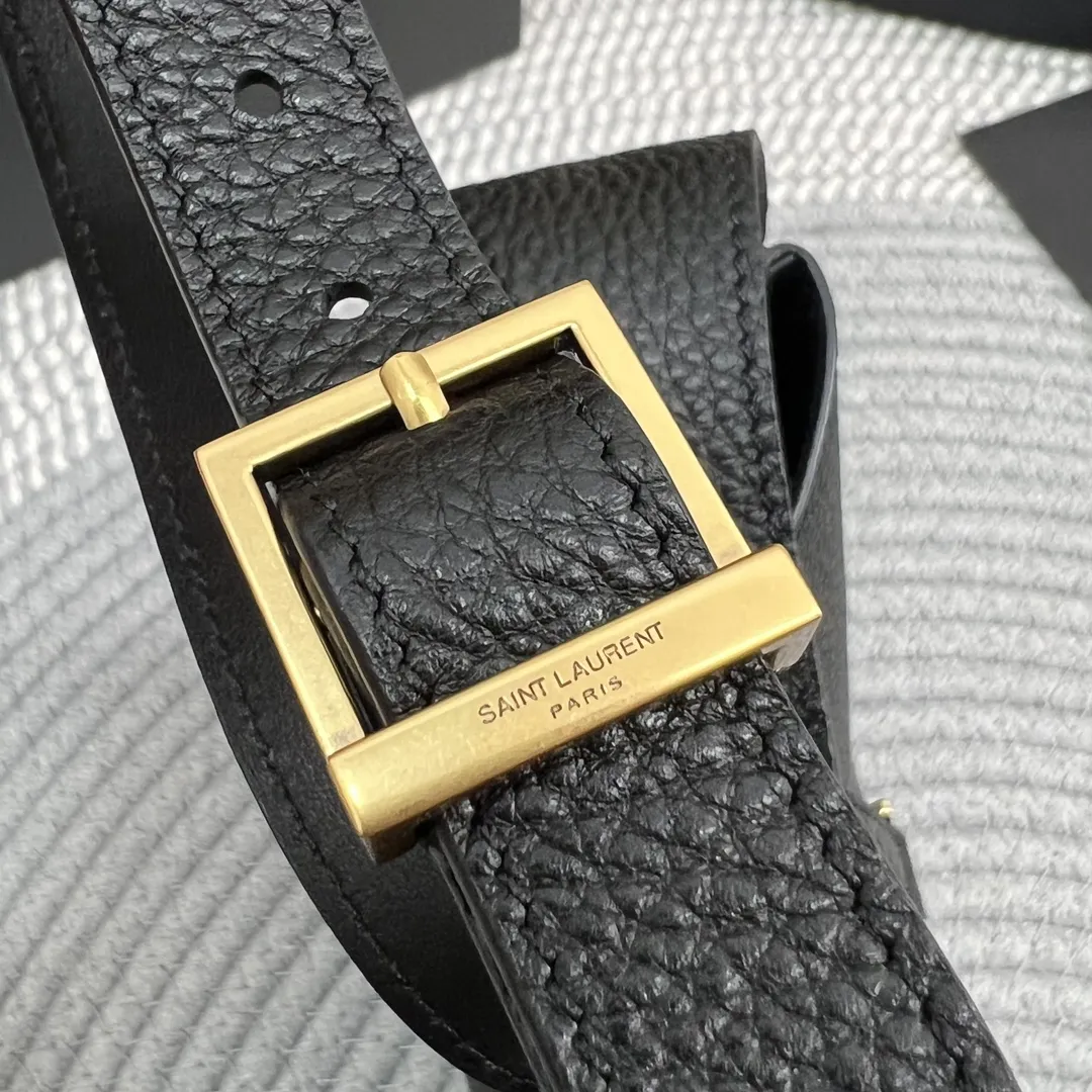 YSL LE5 7 Soft Hobo 全新MINI尺寸… 柔软自然鹿皮材质~保留复古感同时更精致更优雅!包身是精细粒面鹿皮革手袋的BABY版本,皮革袢扣开合、这款手袋结构柔软,搭配同色系绒面革衬里,轻盈柔美,设有一个内部卡包~夏天轻巧小包包就首选它! 尺寸:15×16x7CM 款号:809461黑