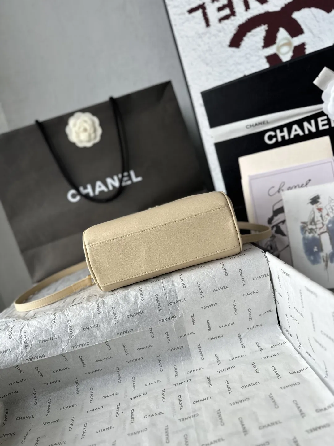 升级版_跑量价p730 【配小香专用白盒】 法国&middot;高端定制品 Chane1 Chanel 26Bmini保龄球波士顿包｜AS5528 本年度最实用的香奈儿被我挖到了 小牛皮质感绝了 浅金扣低调不张扬 搭配圆牌挂坠（带双C压纹）低调轻奢 超长双提手既能手拎又能腋下背 容量巨能装 通勤所有杂物一键收纳 硬挺包型完全不会软塌 极简矩形版型 不挑穿搭不挑季节 永不过时 尺寸：20-13-9CM