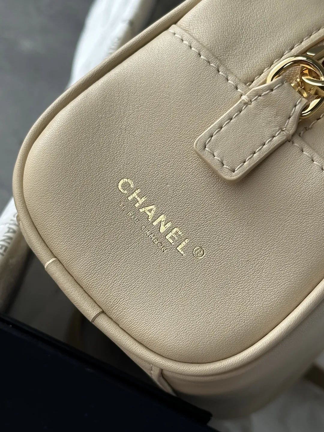 升级版_跑量价p730 【配小香专用白盒】 法国·高端定制品 Chane1 Chanel 26Bmini保龄球波士顿包|AS5528 本年度最实用的香奈儿被我挖到了 小牛皮质感绝了 浅金扣低调不张扬 搭配圆牌挂坠(带双C压纹)低调轻奢 超长双提手既能手拎又能腋下背 容量巨能装 通勤所有杂物一键收纳 硬挺包型完全不会软塌 极简矩形版型 不挑穿搭不挑季节 永不过时 尺寸:20-13-9CM