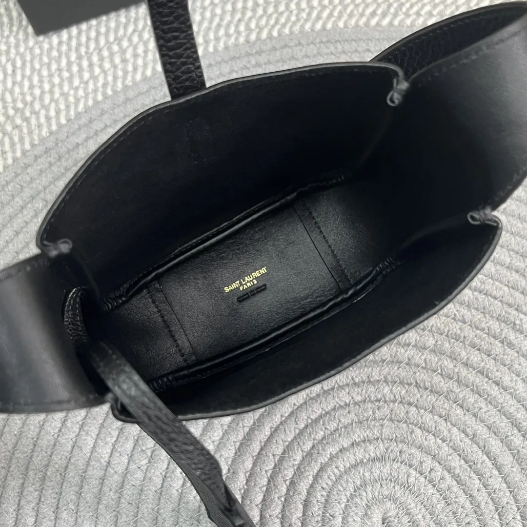 YSL LE5 7 Soft Hobo 全新MINI尺寸… 柔软自然鹿皮材质~保留复古感同时更精致更优雅!包身是精细粒面鹿皮革手袋的BABY版本,皮革袢扣开合、这款手袋结构柔软,搭配同色系绒面革衬里,轻盈柔美,设有一个内部卡包~夏天轻巧小包包就首选它! 尺寸:15×16x7CM 款号:809461黑