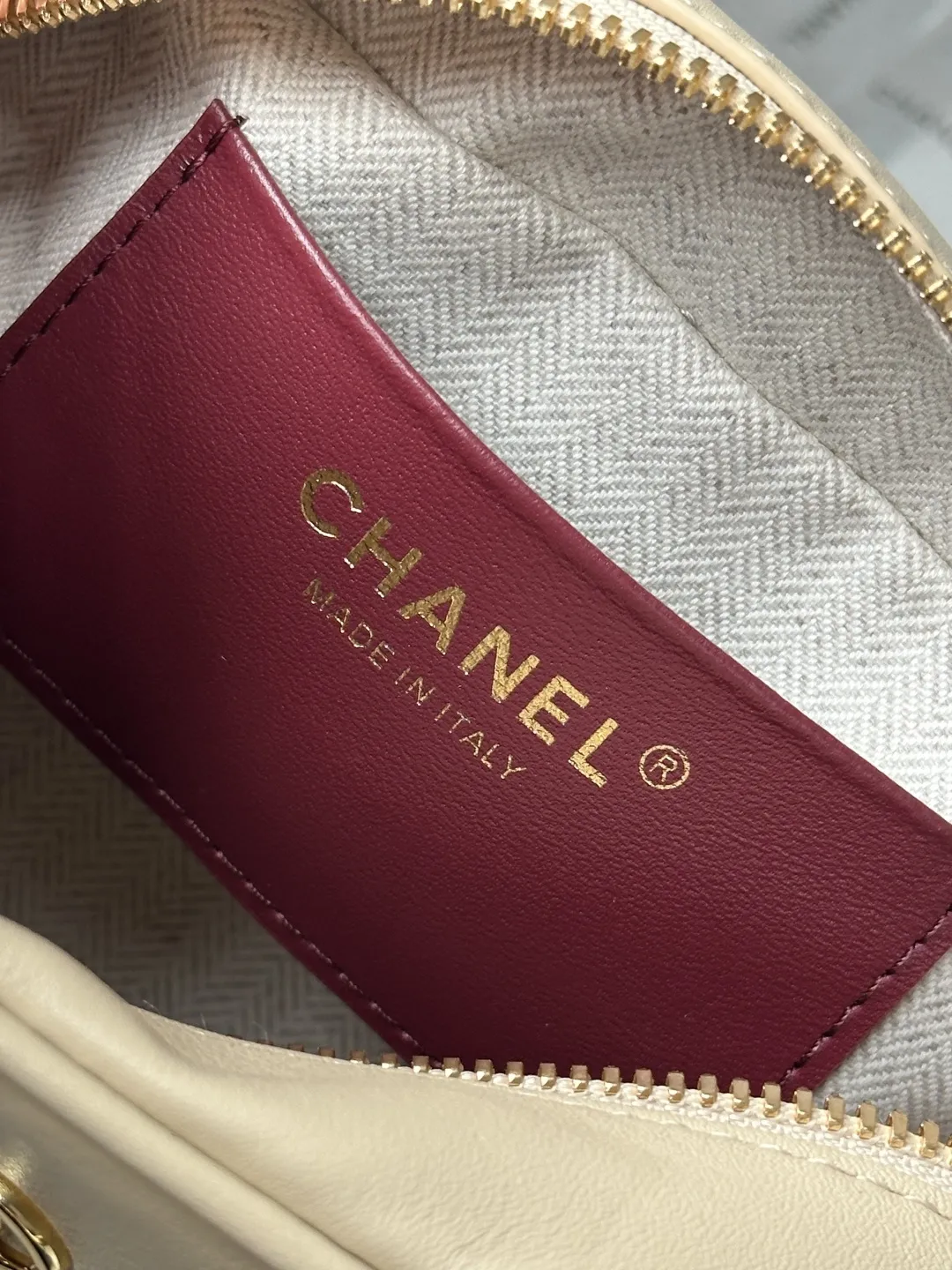 升级版_跑量价p730 【配小香专用白盒】 法国&middot;高端定制品 Chane1 Chanel 26Bmini保龄球波士顿包｜AS5528 本年度最实用的香奈儿被我挖到了 小牛皮质感绝了 浅金扣低调不张扬 搭配圆牌挂坠（带双C压纹）低调轻奢 超长双提手既能手拎又能腋下背 容量巨能装 通勤所有杂物一键收纳 硬挺包型完全不会软塌 极简矩形版型 不挑穿搭不挑季节 永不过时 尺寸：20-13-9CM