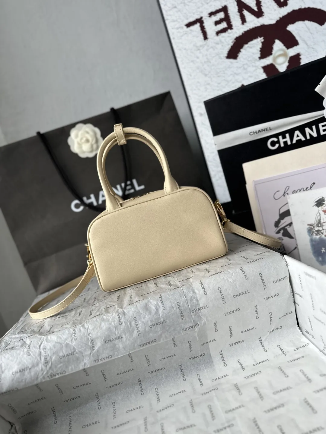 升级版_跑量价p730 【配小香专用白盒】 法国·高端定制品 Chane1 Chanel 26Bmini保龄球波士顿包|AS5528 本年度最实用的香奈儿被我挖到了 小牛皮质感绝了 浅金扣低调不张扬 搭配圆牌挂坠(带双C压纹)低调轻奢 超长双提手既能手拎又能腋下背 容量巨能装 通勤所有杂物一键收纳 硬挺包型完全不会软塌 极简矩形版型 不挑穿搭不挑季节 永不过时 尺寸:20-13-9CM