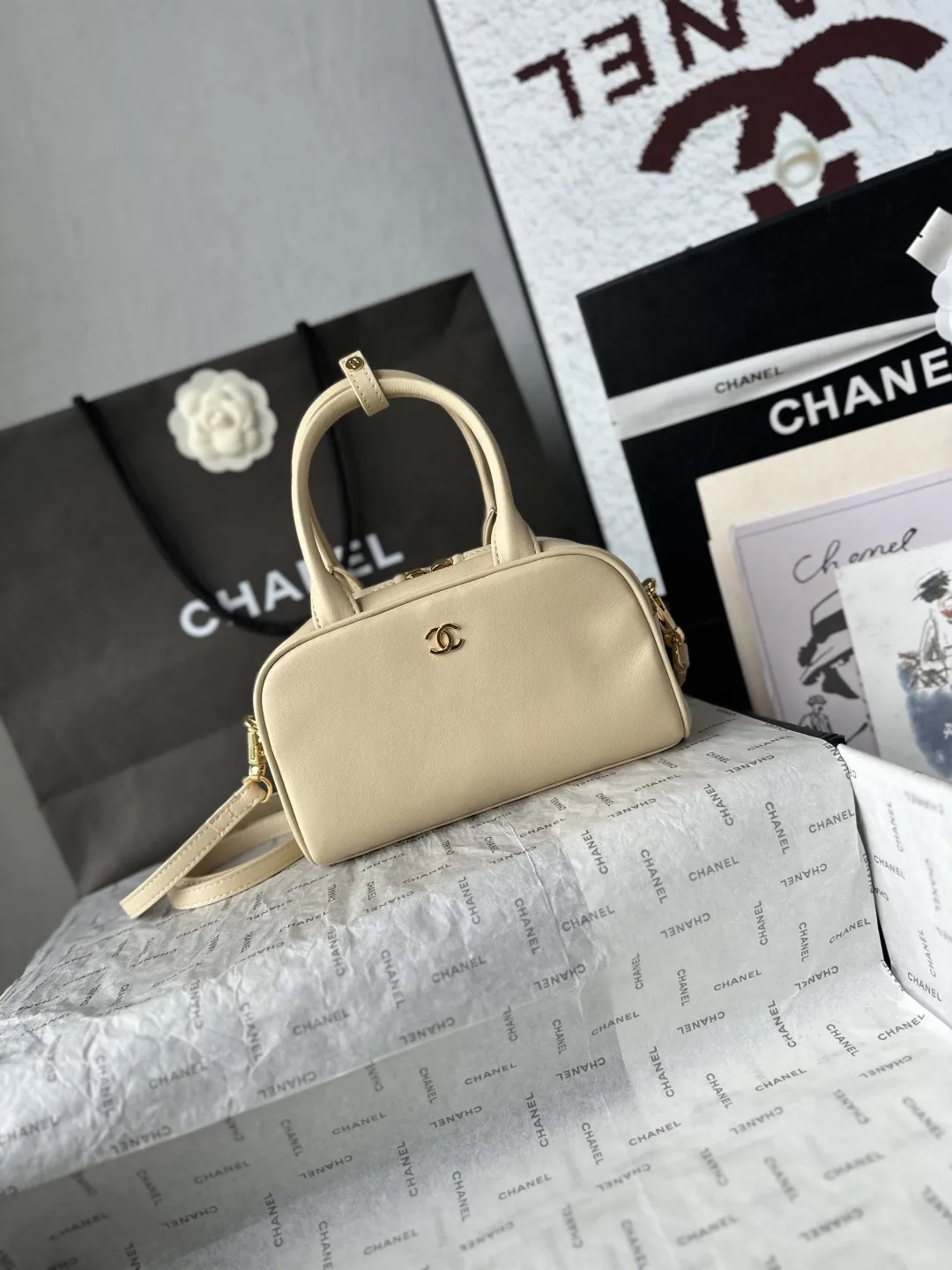 升级版_跑量价p730 【配小香专用白盒】 法国·高端定制品 Chane1 Chanel 26Bmini保龄球波士顿包|AS5528 本年度最实用的香奈儿被我挖到了 小牛皮质感绝了 浅金扣低调不张扬 搭配圆牌挂坠(带双C压纹)低调轻奢 超长双提手既能手拎又能腋下背 容量巨能装 通勤所有杂物一键收纳 硬挺包型完全不会软塌 极简矩形版型 不挑穿搭不挑季节 永不过时 尺寸:20-13-9CM
