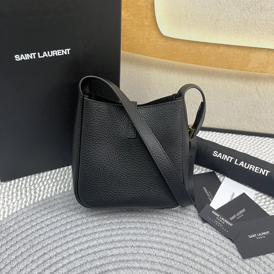 YSL LE5 7 Soft Hobo 全新MINI尺寸… 柔软自然鹿皮材质~保留复古感同时更精致更优雅!包身是精细粒面鹿皮革手袋的BABY版本,皮革袢扣开合、这款手袋结构柔软,搭配同色系绒面革衬里,轻盈柔美,设有一个内部卡包~夏天轻巧小包包就首选它! 尺寸:15×16x7CM 款号:809461黑