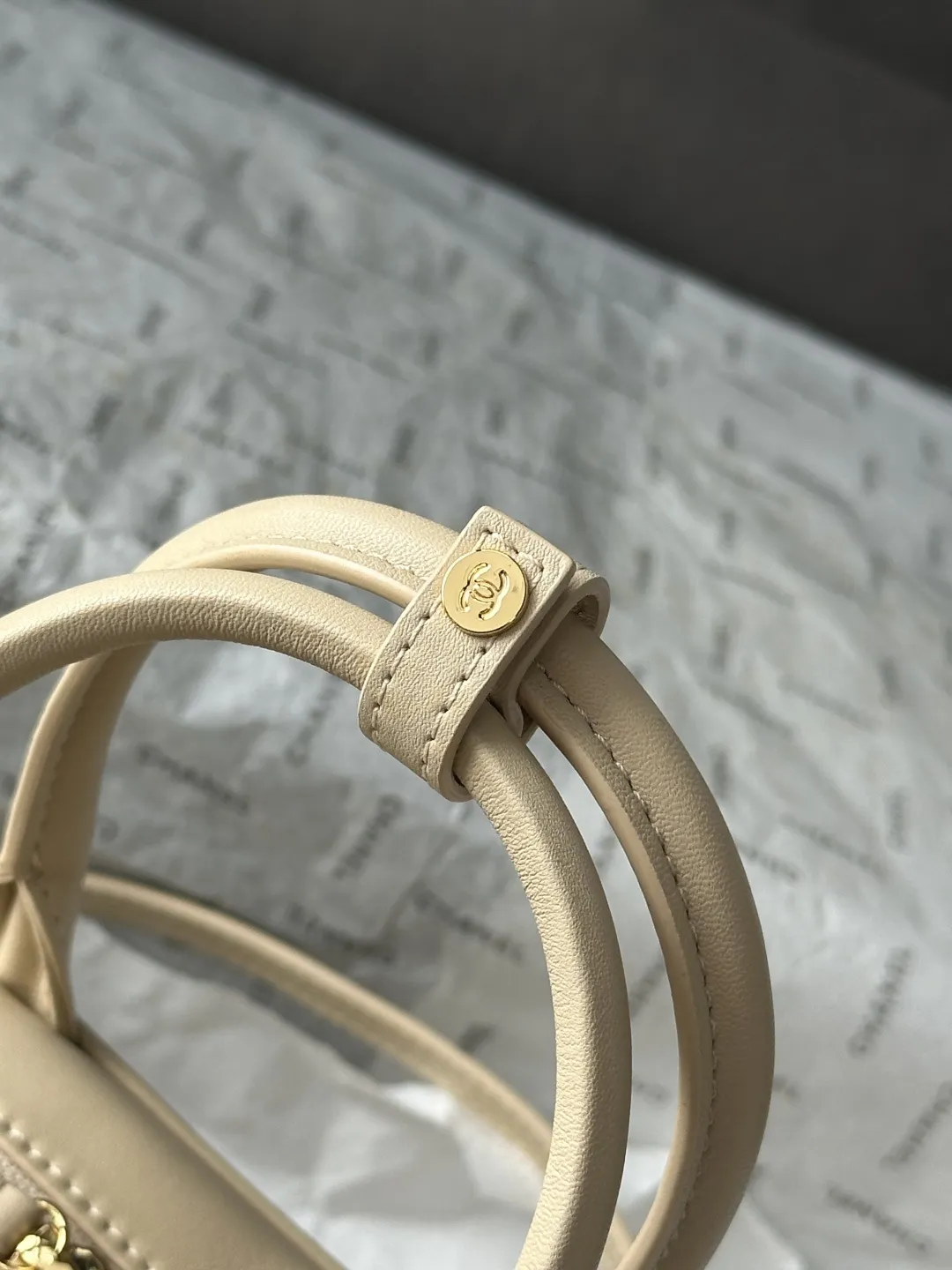 升级版_跑量价p730 【配小香专用白盒】 法国&middot;高端定制品 Chane1 Chanel 26Bmini保龄球波士顿包｜AS5528 本年度最实用的香奈儿被我挖到了 小牛皮质感绝了 浅金扣低调不张扬 搭配圆牌挂坠（带双C压纹）低调轻奢 超长双提手既能手拎又能腋下背 容量巨能装 通勤所有杂物一键收纳 硬挺包型完全不会软塌 极简矩形版型 不挑穿搭不挑季节 永不过时 尺寸：20-13-9CM