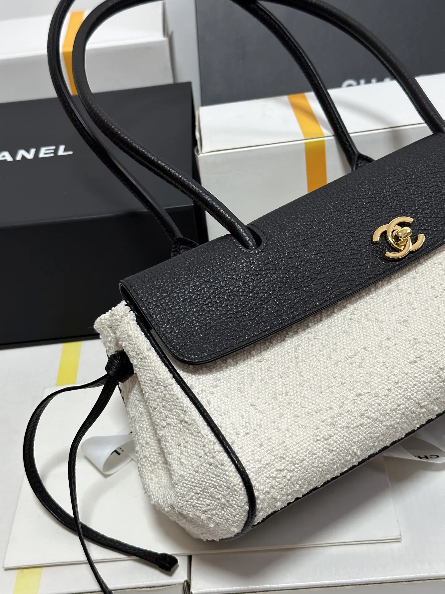 Chanel 26S法棍包 白毛呢款 少量现货🈶～｜大货实拍 高级感封神 明星博主都在背🔥是真嘟好看！法棍包万能百搭，不管是松弛感、酷飒大女主、通勤包、温柔富家千金通通合适🤟🏽一只就能承包一年四季都高级感～荔枝牛皮材质，耐用，设计也是非常经典耐看。内里隔层也多，小东西都可以收纳不怕丢啦！！姐妹们人手必备一只🔥🔥 尺寸：15&times;31&times;11cm 型号：6288