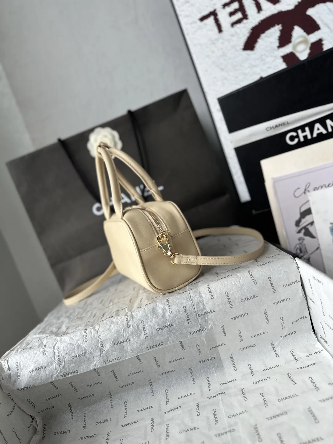 升级版_跑量价p730 【配小香专用白盒】 法国&middot;高端定制品 Chane1 Chanel 26Bmini保龄球波士顿包｜AS5528 本年度最实用的香奈儿被我挖到了 小牛皮质感绝了 浅金扣低调不张扬 搭配圆牌挂坠（带双C压纹）低调轻奢 超长双提手既能手拎又能腋下背 容量巨能装 通勤所有杂物一键收纳 硬挺包型完全不会软塌 极简矩形版型 不挑穿搭不挑季节 永不过时 尺寸：20-13-9CM