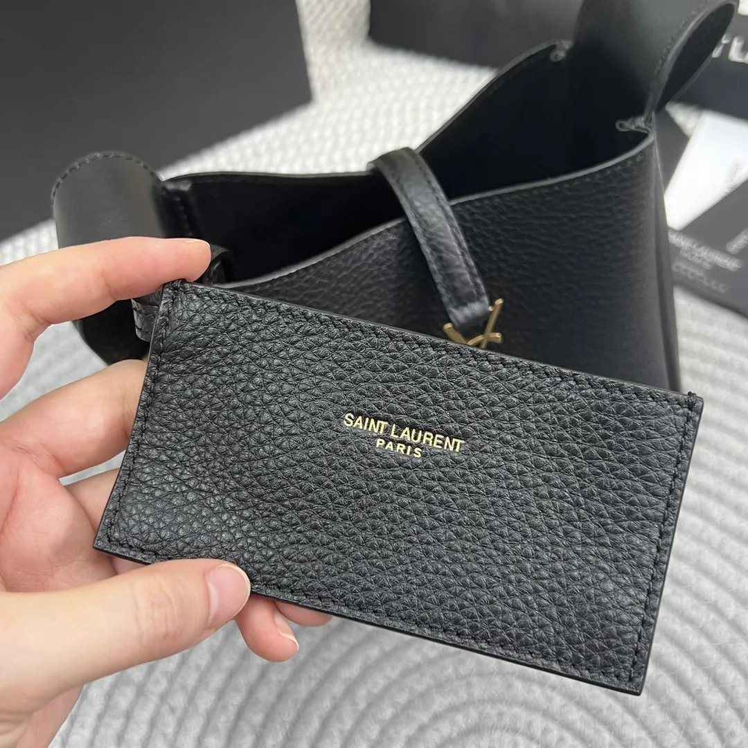 YSL LE5 7 Soft Hobo 全新MINI尺寸… 柔软自然鹿皮材质~保留复古感同时更精致更优雅!包身是精细粒面鹿皮革手袋的BABY版本,皮革袢扣开合、这款手袋结构柔软,搭配同色系绒面革衬里,轻盈柔美,设有一个内部卡包~夏天轻巧小包包就首选它! 尺寸:15×16x7CM 款号:809461黑