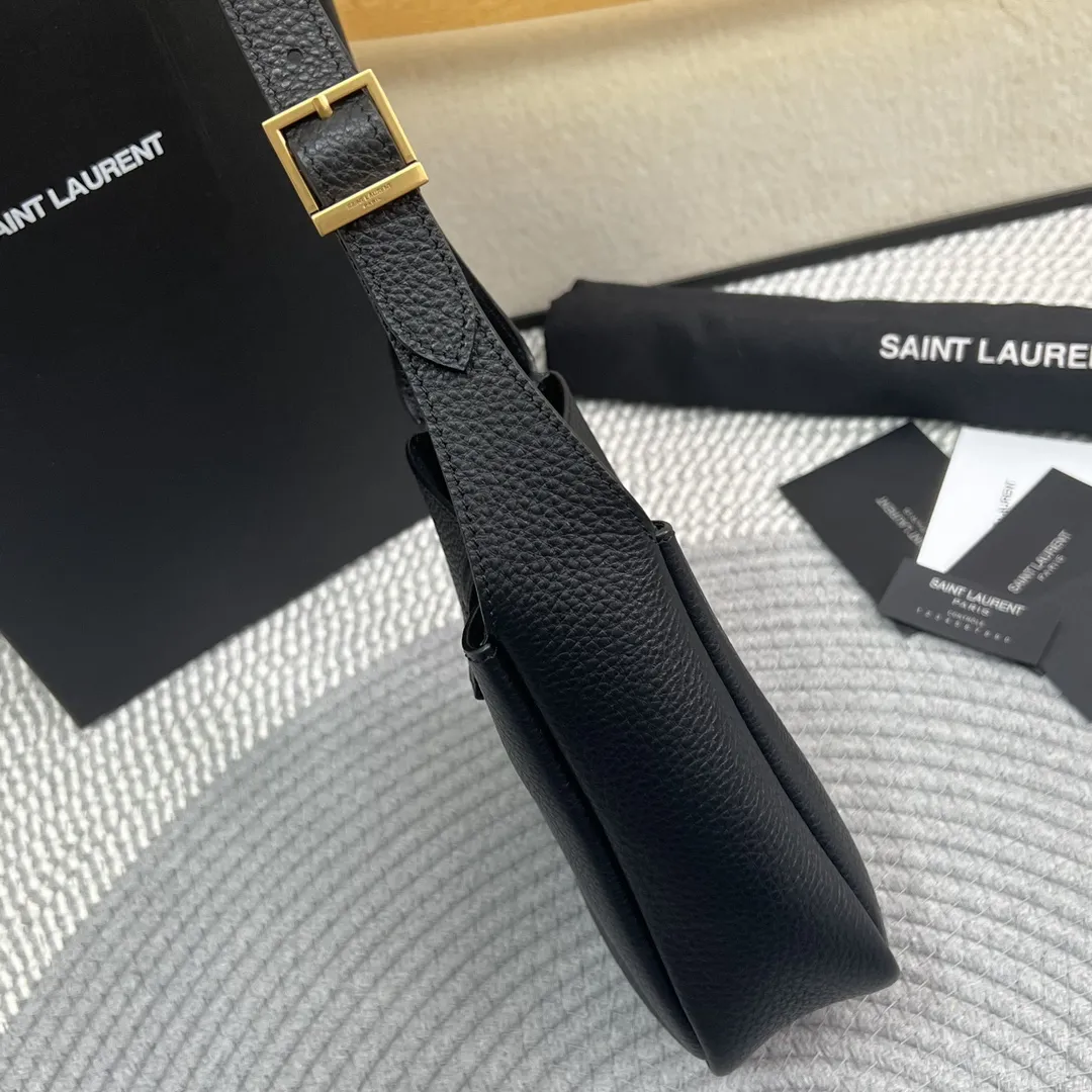 YSL LE5 7 Soft Hobo 全新MINI尺寸… 柔软自然鹿皮材质~保留复古感同时更精致更优雅!包身是精细粒面鹿皮革手袋的BABY版本,皮革袢扣开合、这款手袋结构柔软,搭配同色系绒面革衬里,轻盈柔美,设有一个内部卡包~夏天轻巧小包包就首选它! 尺寸:15×16x7CM 款号:809461黑