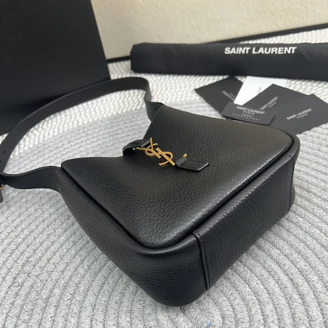 YSL LE5 7 Soft Hobo 全新MINI尺寸&hellip; 柔软自然鹿皮材质～保留复古感同时更精致更优雅！包身是精细粒面鹿皮革手袋的BABY版本，皮革袢扣开合、这款手袋结构柔软，搭配同色系绒面革衬里，轻盈柔美，设有一个内部卡包～夏天轻巧小包包就首选它！ 尺寸：15&times;16x7CM 款号：809461黑