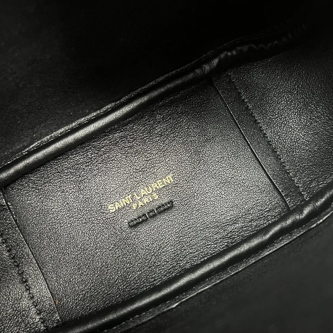 YSL LE5 7 Soft Hobo 全新MINI尺寸… 柔软自然鹿皮材质~保留复古感同时更精致更优雅!包身是精细粒面鹿皮革手袋的BABY版本,皮革袢扣开合、这款手袋结构柔软,搭配同色系绒面革衬里,轻盈柔美,设有一个内部卡包~夏天轻巧小包包就首选它! 尺寸:15×16x7CM 款号:809461黑