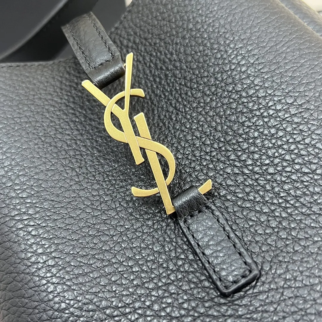 YSL LE5 7 Soft Hobo 全新MINI尺寸&hellip; 柔软自然鹿皮材质～保留复古感同时更精致更优雅！包身是精细粒面鹿皮革手袋的BABY版本，皮革袢扣开合、这款手袋结构柔软，搭配同色系绒面革衬里，轻盈柔美，设有一个内部卡包～夏天轻巧小包包就首选它！ 尺寸：15&times;16x7CM 款号：809461黑