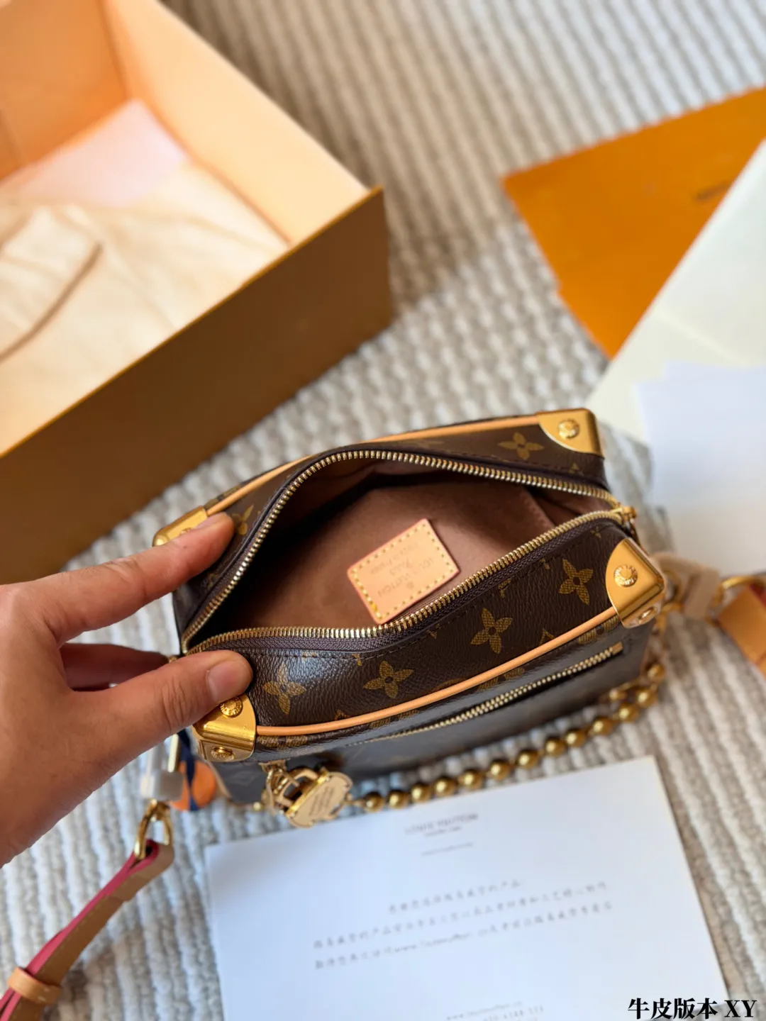 牛皮版本 p200 LV Mini Soft Trunk 软盒子包 LV Mini Soft Trunk软盒子包,经典Monogram老花帆布+金属锁头链条,复古又时髦。日常手机口红都能装,肩带可调节,单肩斜挎都OK!灵感来自 LV硬箱,柔软材质更实用,链条还能拆卸,手拎or斜挎都超有范儿~通勤、出街、旅行都能轻松驾驭,是LV热门单品之一! 尺寸18 12cm