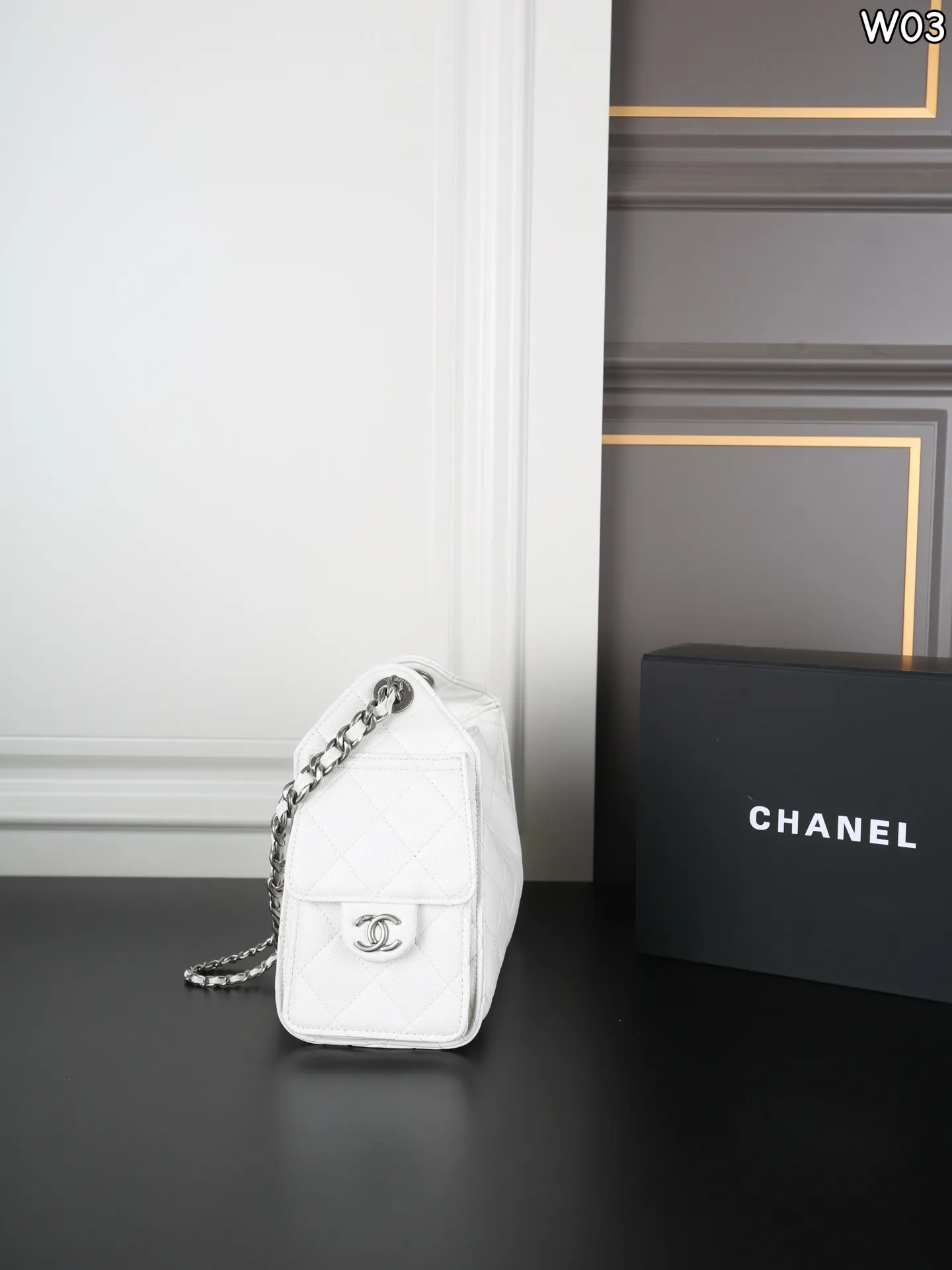 P230 全套礼盒 CHANEL香奈儿 25Bag 25P 鱼子酱 hobo 抽绳水桶包 腋下包链条包单肩包 背起来一下子人都精致了不少 抽绳水桶包,慵懒感拉满,酷girl必备单品,容量大。实物超好看,上身随性高级 高级又野性,让人一见倾心~ 颜色让人无法拒绝~ 尺寸:22×15