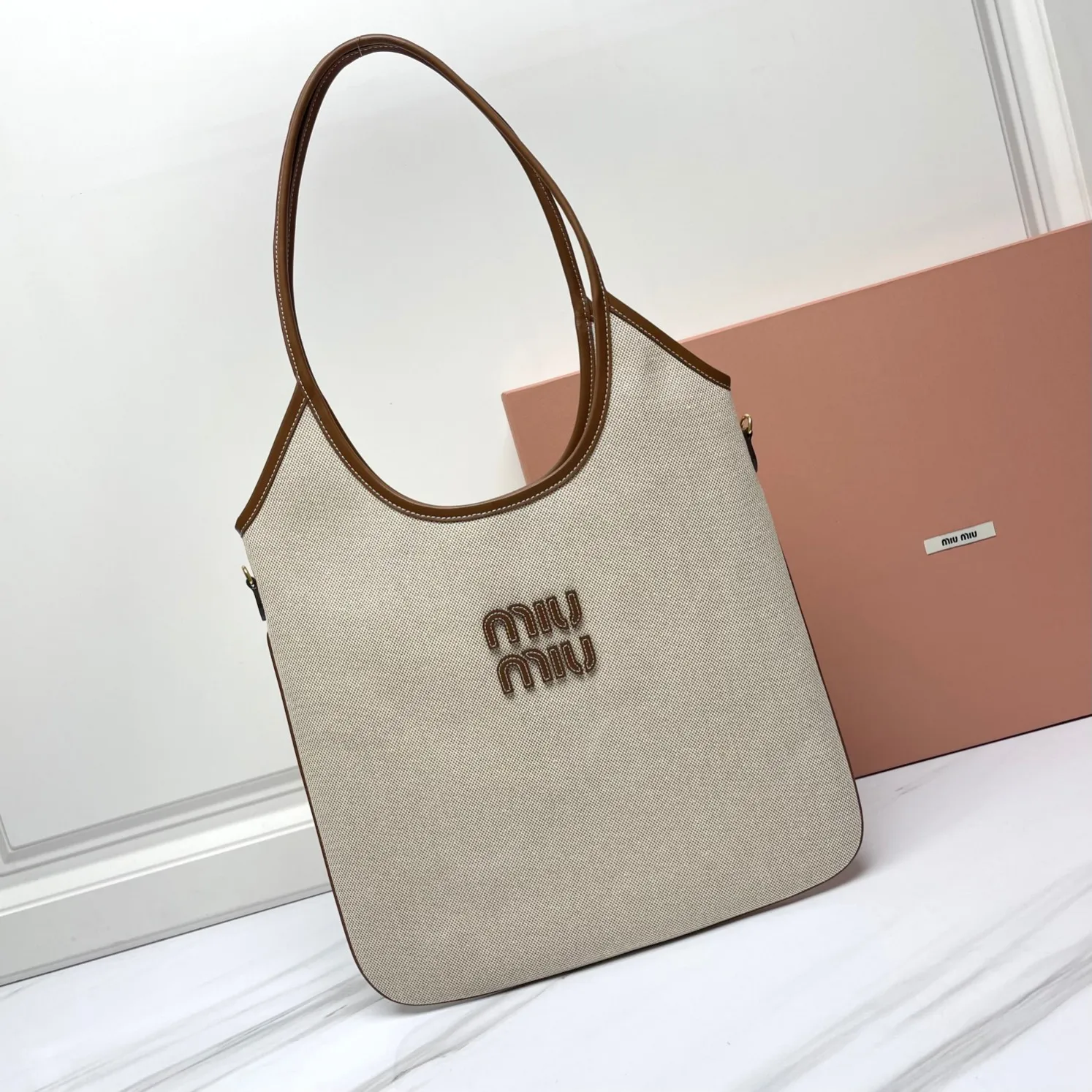 🍒M家🍒 5BG231，Miu家新款伊势丹限定托特包，全新帆布面料，延续上一季的慵懒和性感热潮，大胆创新的设计完美诠释了 Miu不拘一格，潇洒随意包容的人生态度，今年绝对爆🔥款式，搭配顶级进口小牛皮，质感高级，包身软而不塌，气质随性慵懒，容量超大，日常出街背它回头率百分百，手工缝制皮面Logo标志，内里全新麻布里，配拉链式口袋，尺寸35 X 40Cm，配原版包装