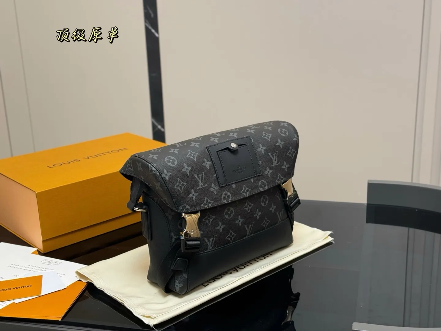 ¥200 配折叠盒飞机盒 size:28*25cm Lv 男士邮差包 VOYAGER邮差包 结构和辅料都时尚青春化, 包包的大小尺码刚刚好, 手感很软!但是很🈶️型哦! 搜索🔍Lv 男士邮差包