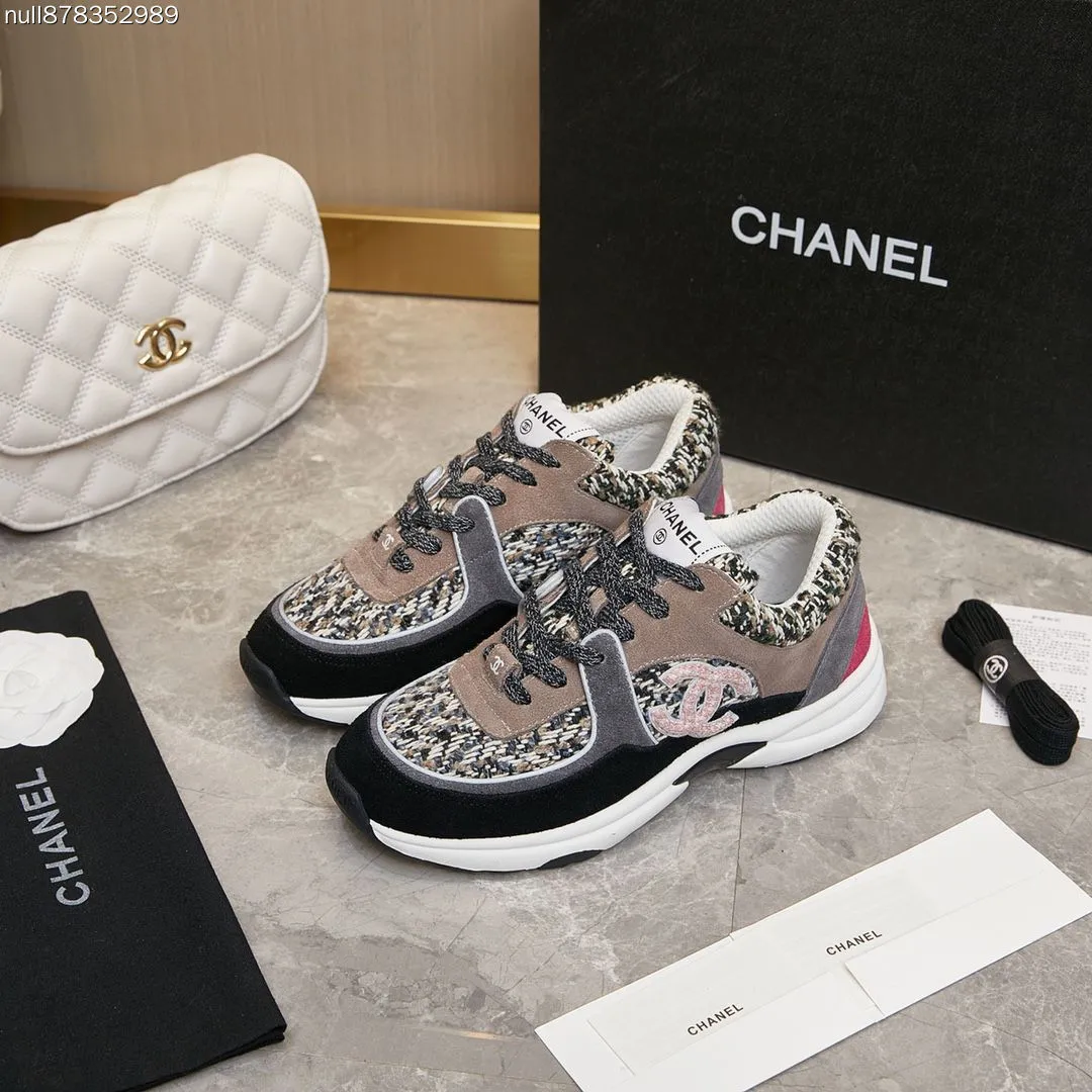 💰240 \n香奈儿Chanel&mdash;顶级版本休闲款运动鞋\n这款经典设计；鞋面多种工艺电绣的风格；大底却时尚运动；不平凡的拥入了多种配色&hellip;\n多混搭非常好看百搭，休闲，时尚，运动，户外都能兼顾&hellip;\nꫛꫀꪝ Go➫ 材料：\n❶鞋面采用： 原版进口高丝光牛反绒+防水羽绒\n❷内里采用： 原版进口透气网\n❸大底根据： 原版TPU组合大底\n精品包装全套女35&ndash;41 男38-46