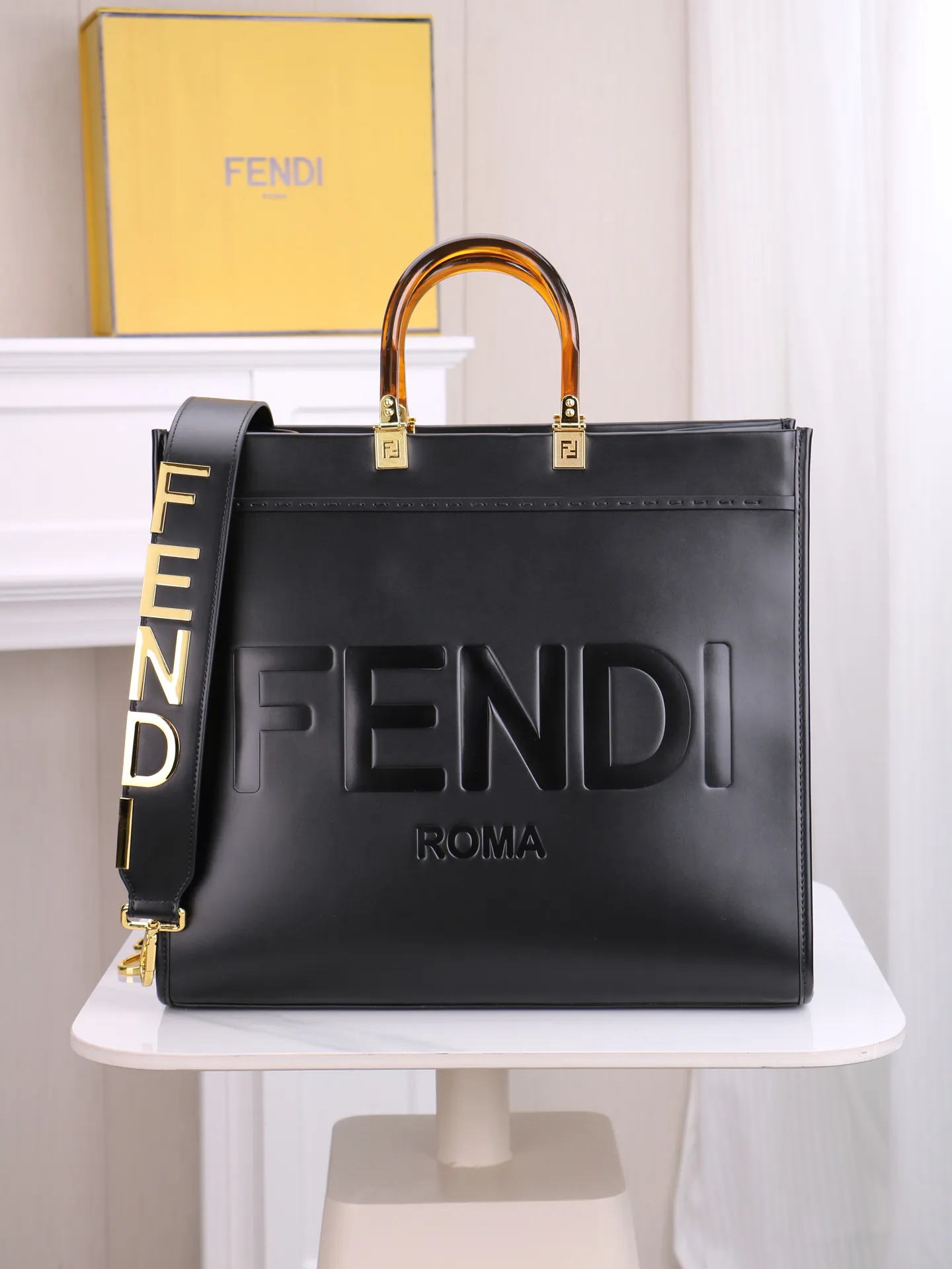 大号\n🔥💰260。F&Eacute;ŃĎI TOTE 托特包&ldquo;阳光手提袋&rdquo;\n皮革简单字母LOGO设计，琥珀色双手柄是整个包包最大焦点，单拧着就很有气场，也不勒手，整体复古感超强，非常适合喜欢复古风的时髦精，硬货力推💥 \n型号3343\n40x35x21cm40x35x21cm💰