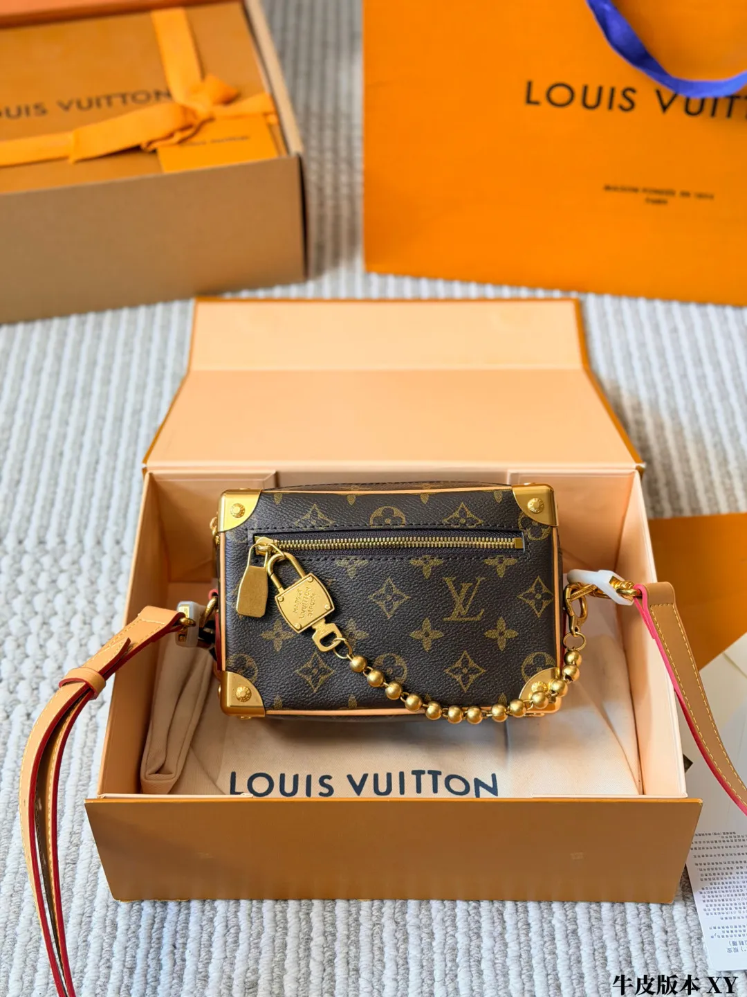 牛皮版本 p200 LV Mini Soft Trunk 软盒子包 LV Mini Soft Trunk软盒子包,经典Monogram老花帆布+金属锁头链条,复古又时髦。日常手机口红都能装,肩带可调节,单肩斜挎都OK!灵感来自 LV硬箱,柔软材质更实用,链条还能拆卸,手拎or斜挎都超有范儿~通勤、出街、旅行都能轻松驾驭,是LV热门单品之一! 尺寸18 12cm