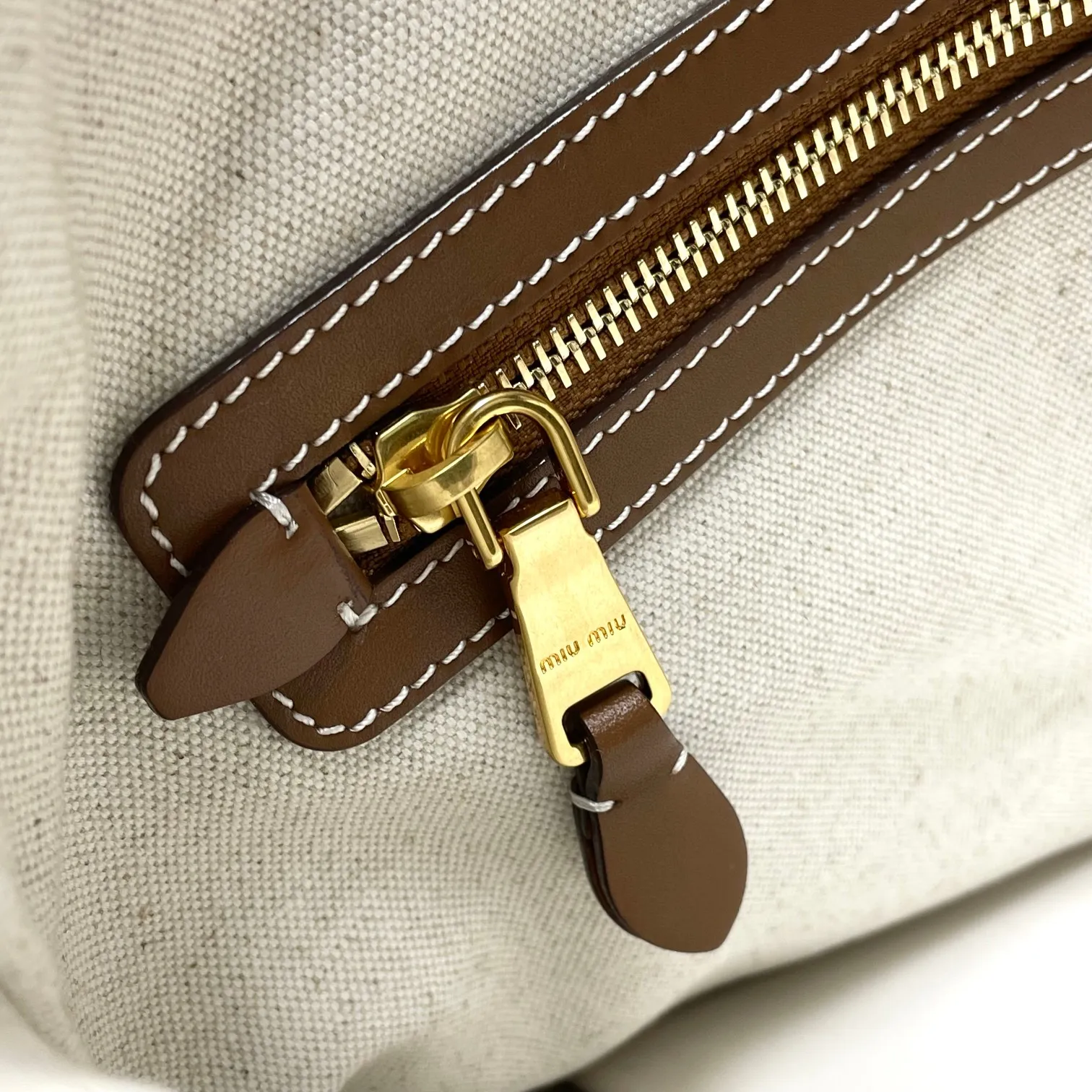 🍒M家🍒 5BG231,Miu家新款伊势丹限定托特包,全新帆布面料,延续上一季的慵懒和性感热潮,大胆创新的设计完美诠释了 Miu不拘一格,潇洒随意包容的人生态度,今年绝对爆🔥款式,搭配顶级进口小牛皮,质感高级,包身软而不塌,气质随性慵懒,容量超大,日常出街背它回头率百分百,手工缝制皮面Logo标志,内里全新麻布里,配拉链式口袋,尺寸35 X 40Cm,配原版包装