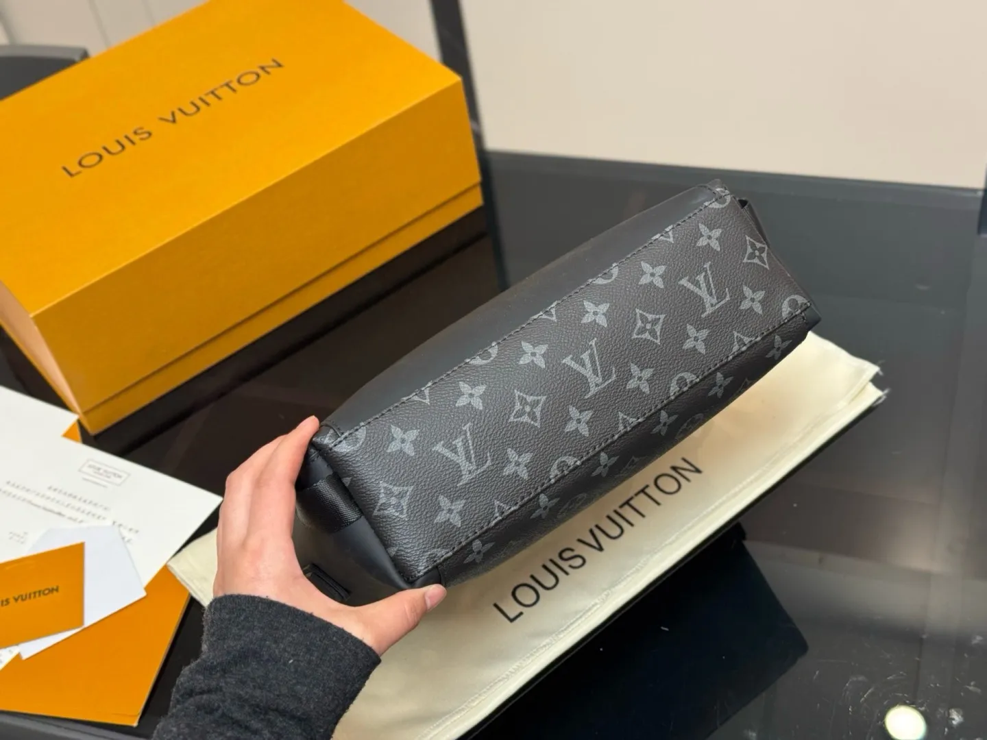 &yen;200 配折叠盒飞机盒 size：28*25cm Lv 男士邮差包 VOYAGER邮差包 结构和辅料都时尚青春化， 包包的大小尺码刚刚好， 手感很软！但是很🈶️型哦！ 搜索🔍Lv 男士邮差包
