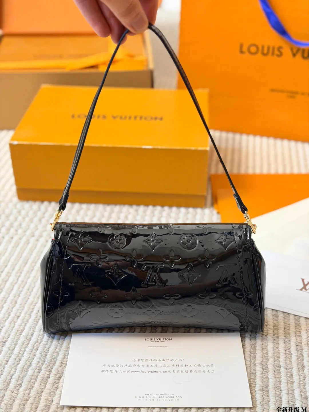 全新升级 p135 LV漆皮手提包 LV漆皮手提包,经典Monogram花纹+金属锁扣,品牌感满满!漆皮材质光泽感强,易清洁,日常通勤或正式场合都能轻松驾驭✨。尺寸适中,手提肩背都OK,内部空间合理,手机钱包轻松收纳。黑色百搭,怎么搭都好看,实用又时髦,是LV热门单品之一! 尺寸26 14cm