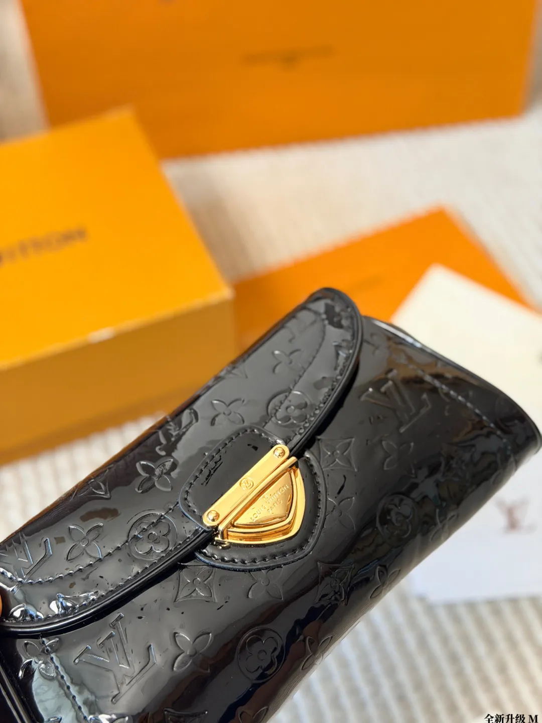 全新升级 p135 LV漆皮手提包 LV漆皮手提包,经典Monogram花纹+金属锁扣,品牌感满满!漆皮材质光泽感强,易清洁,日常通勤或正式场合都能轻松驾驭✨。尺寸适中,手提肩背都OK,内部空间合理,手机钱包轻松收纳。黑色百搭,怎么搭都好看,实用又时髦,是LV热门单品之一! 尺寸26 14cm