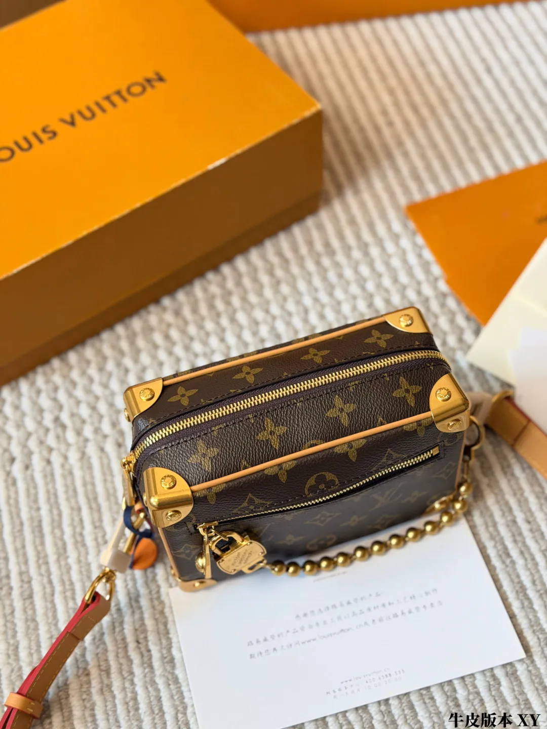 牛皮版本 p200 LV Mini Soft Trunk 软盒子包 LV Mini Soft Trunk软盒子包,经典Monogram老花帆布+金属锁头链条,复古又时髦。日常手机口红都能装,肩带可调节,单肩斜挎都OK!灵感来自 LV硬箱,柔软材质更实用,链条还能拆卸,手拎or斜挎都超有范儿~通勤、出街、旅行都能轻松驾驭,是LV热门单品之一! 尺寸18 12cm