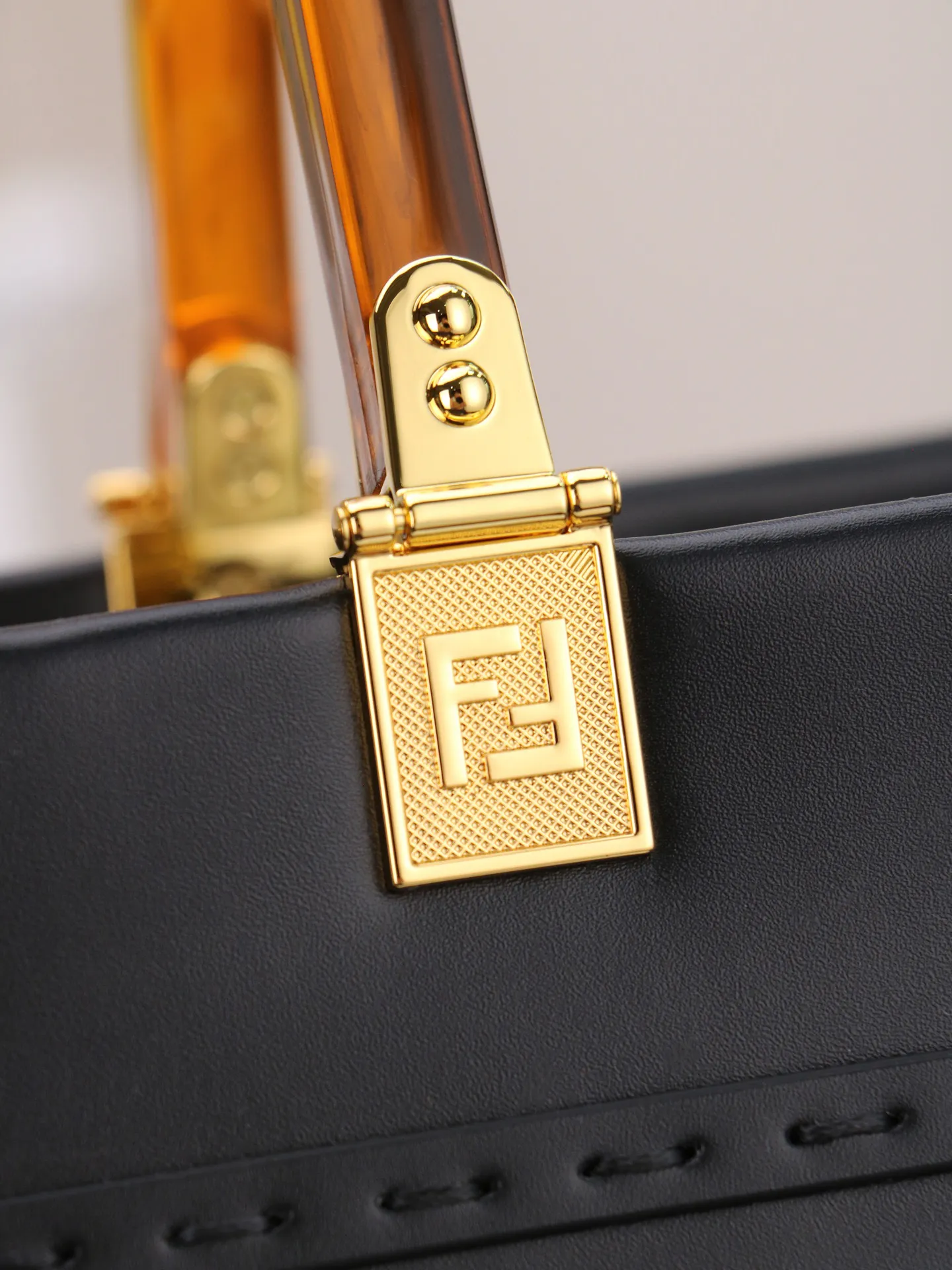 大号\n🔥💰260。F&Eacute;ŃĎI TOTE 托特包&ldquo;阳光手提袋&rdquo;\n皮革简单字母LOGO设计，琥珀色双手柄是整个包包最大焦点，单拧着就很有气场，也不勒手，整体复古感超强，非常适合喜欢复古风的时髦精，硬货力推💥 \n型号3343\n40x35x21cm40x35x21cm💰