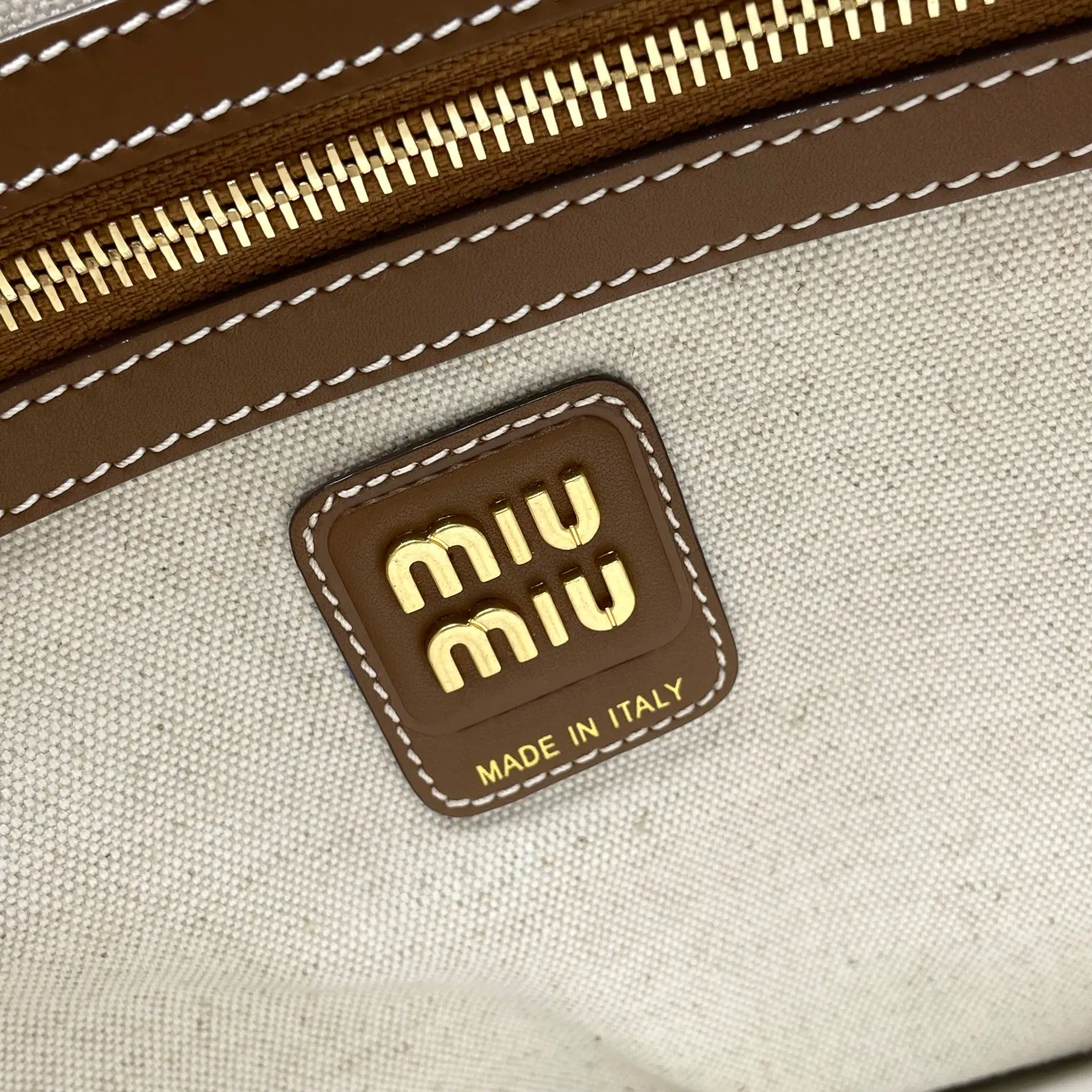 🍒M家🍒 5BG231,Miu家新款伊势丹限定托特包,全新帆布面料,延续上一季的慵懒和性感热潮,大胆创新的设计完美诠释了 Miu不拘一格,潇洒随意包容的人生态度,今年绝对爆🔥款式,搭配顶级进口小牛皮,质感高级,包身软而不塌,气质随性慵懒,容量超大,日常出街背它回头率百分百,手工缝制皮面Logo标志,内里全新麻布里,配拉链式口袋,尺寸35 X 40Cm,配原版包装