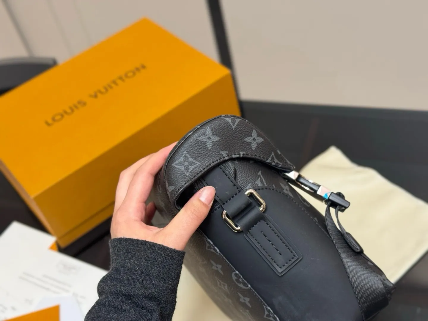 &yen;200 配折叠盒飞机盒 size：28*25cm Lv 男士邮差包 VOYAGER邮差包 结构和辅料都时尚青春化， 包包的大小尺码刚刚好， 手感很软！但是很🈶️型哦！ 搜索🔍Lv 男士邮差包